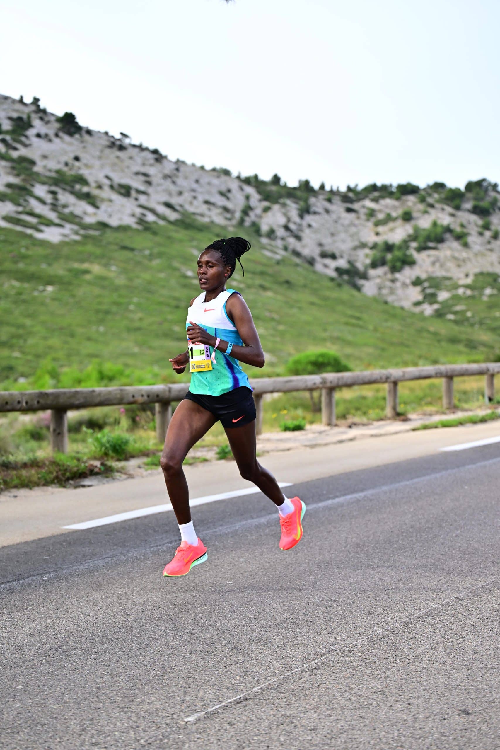 Revivez la 46ᵉ édition de Marseille-Cassis 2025 : la victoire renversante d’Ilias Fifa, la domination de Daisy Jepkemei et la performance record de Mélody Julien, meilleure Française sur la mythique montée de la Gineste.