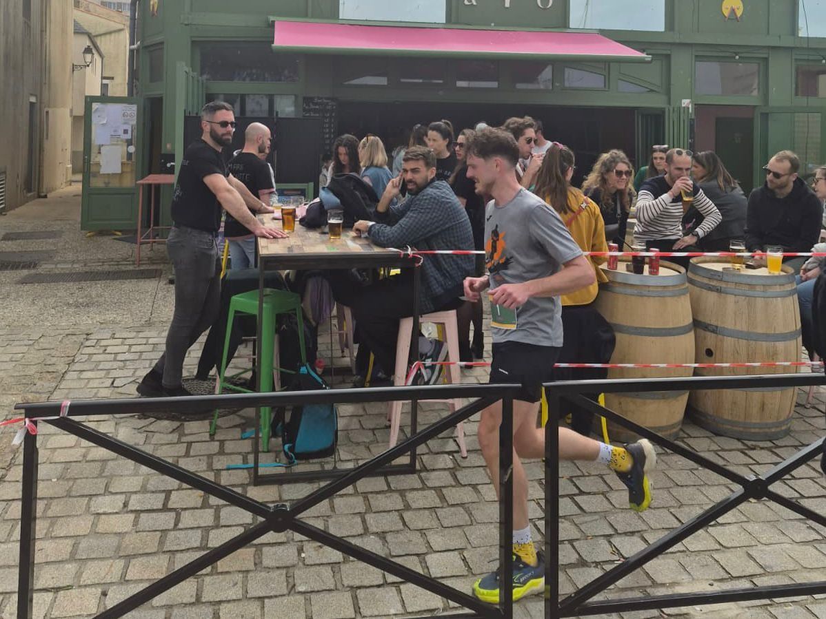 Mathias Guérin boucle un marathon en tournant 1000 fois autour d’un bar aux Sables-d’Olonne, un défi aussi fou que mental.