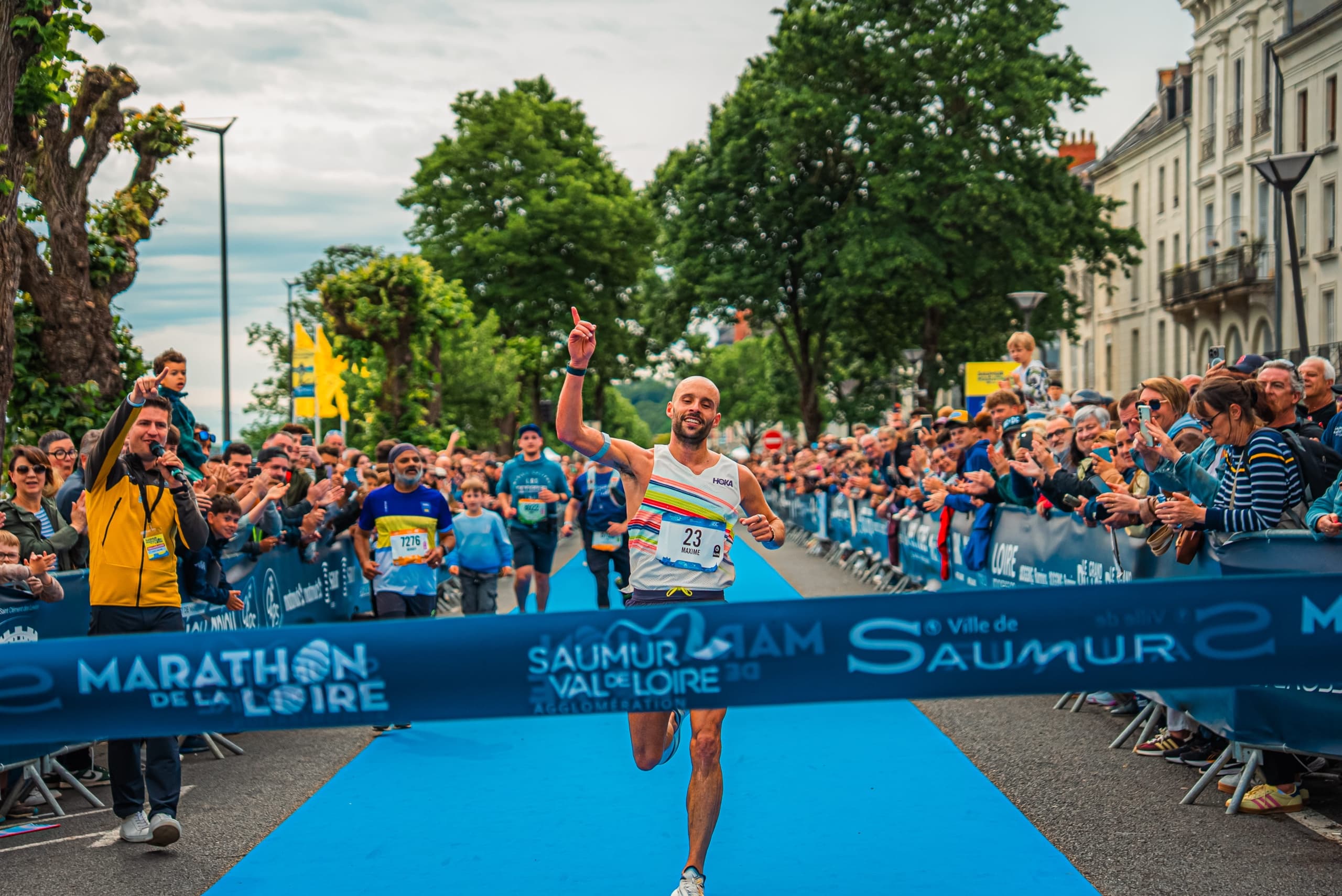Ce dimanche 10 mai, à Saumur, dans le Maine-et-Loire, se déroulait le Marathon de la Loire et ses multiples épreuves. Quelque 14 000 participants ont pris le départ, encouragés par une foule dense de spectateurs. Sur l’épreuve reine, Maxime Lopes et Bettina Billon se sont imposés.