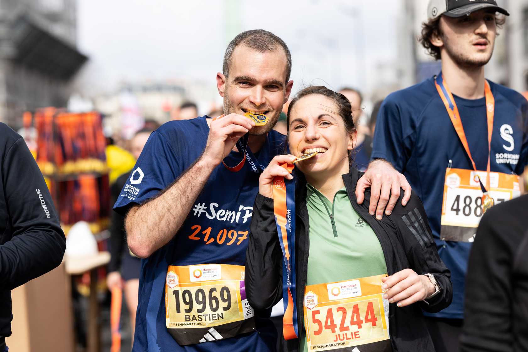 Les médailles finisher divisent. Elle raconte l’histoire d’un coureur mais elle pèse aussi lourd sur le plan énergétique.