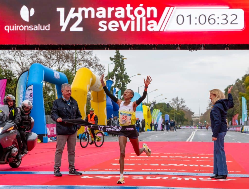 20 000 coureurs, record féminin historique, victoire d’Emmanuel Roudolff-Levisse au sprint et performances de très haut niveau au Semi-marathon de Séville 2026.