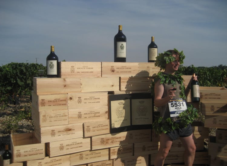 Un vainqueur qui célèbre sa victoire au Marathon de Médoc.