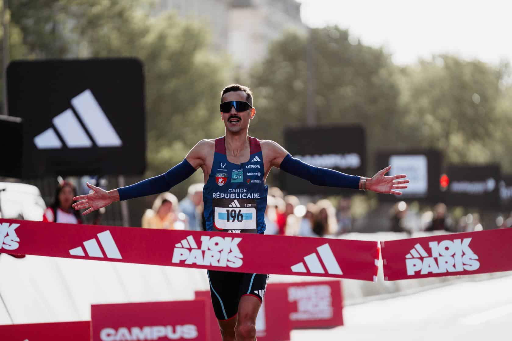 Sous un soleil déjà bien installé et devant 44 503 Finishers, record de participation, l’adidas 10K Paris 2026 a transformé la capitale en immense terrain de jeu. Entre Trocadéro, quais de Seine et Champs-Élysées, Margaux Sieracki et Mehdi Frère ont signé les deux grandes partitions du jour, chacun à leur manière, dans une édition où le spectacle a parfois pris le pas sur la chasse au chrono.