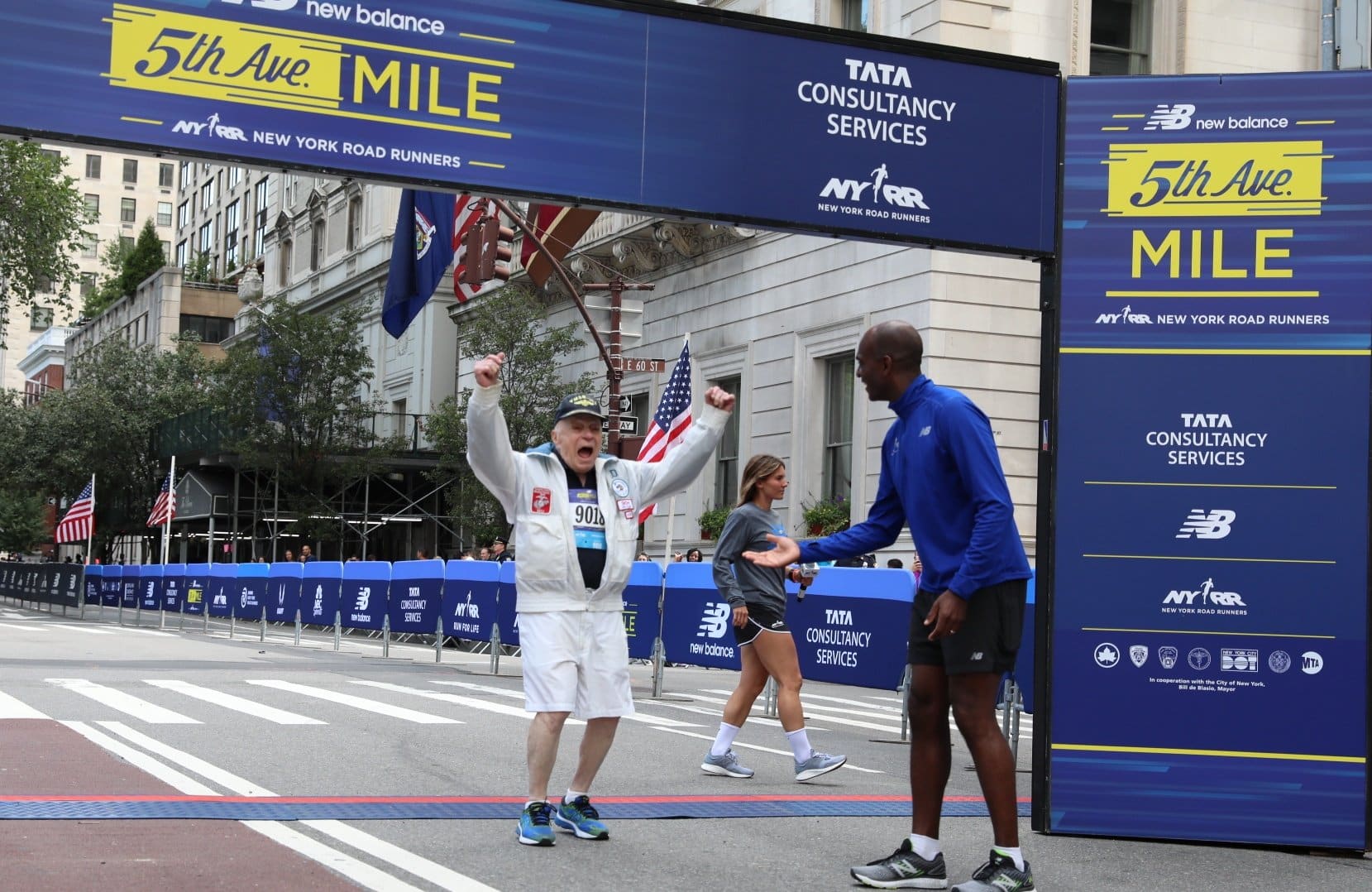 Un mile. 1609 mètres. Une distance culte aux États-Unis, où elle a façonné l’histoire de l’athlétisme. Ce dimanche 7 septembre, New York vibrera au rythme de la 44ᵉ édition du New Balance 5th Avenue Mile, organisée par l’association de running new-yorkaise NYRR. Entre les gratte-ciel de Manhattan, sur l’une des avenues les plus célèbres du monde, les meilleurs demi-fondeurs viendront en découdre… et ils ne seront pas seuls : près de 8 500 coureurs amateurs s’aligneront également sur la ligne de départ. Marathons.com vous présente cette course de légende.