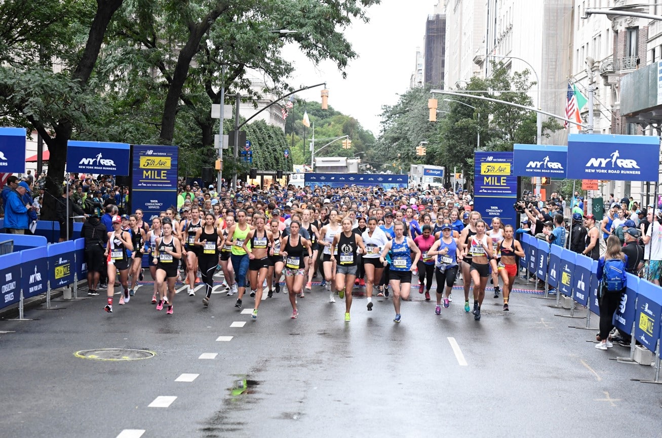 Un mile. 1609 mètres. Une distance culte aux États-Unis, où elle a façonné l’histoire de l’athlétisme. Ce dimanche 7 septembre, New York vibrera au rythme de la 44ᵉ édition du New Balance 5th Avenue Mile, organisée par l’association de running new-yorkaise NYRR. Entre les gratte-ciel de Manhattan, sur l’une des avenues les plus célèbres du monde, les meilleurs demi-fondeurs viendront en découdre… et ils ne seront pas seuls : près de 8 500 coureurs amateurs s’aligneront également sur la ligne de départ. Marathons.com vous présente cette course de légende.