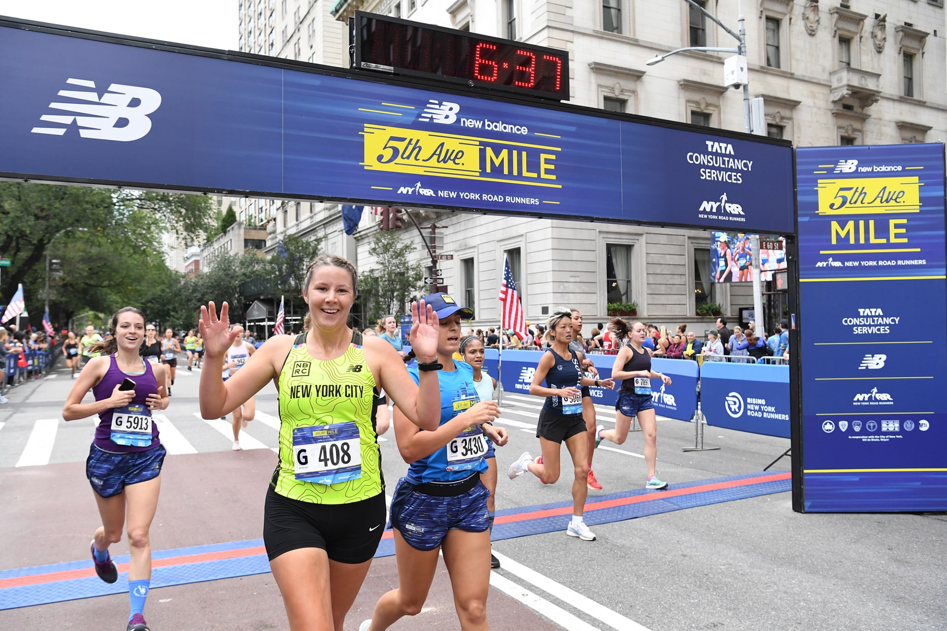 Un mile. 1609 mètres. Une distance culte aux États-Unis, où elle a façonné l’histoire de l’athlétisme. Ce dimanche 7 septembre, New York vibrera au rythme de la 44ᵉ édition du New Balance 5th Avenue Mile, organisée par l’association de running new-yorkaise NYRR. Entre les gratte-ciel de Manhattan, sur l’une des avenues les plus célèbres du monde, les meilleurs demi-fondeurs viendront en découdre… et ils ne seront pas seuls : près de 8 500 coureurs amateurs s’aligneront également sur la ligne de départ. Marathons.com vous présente cette course de légende.