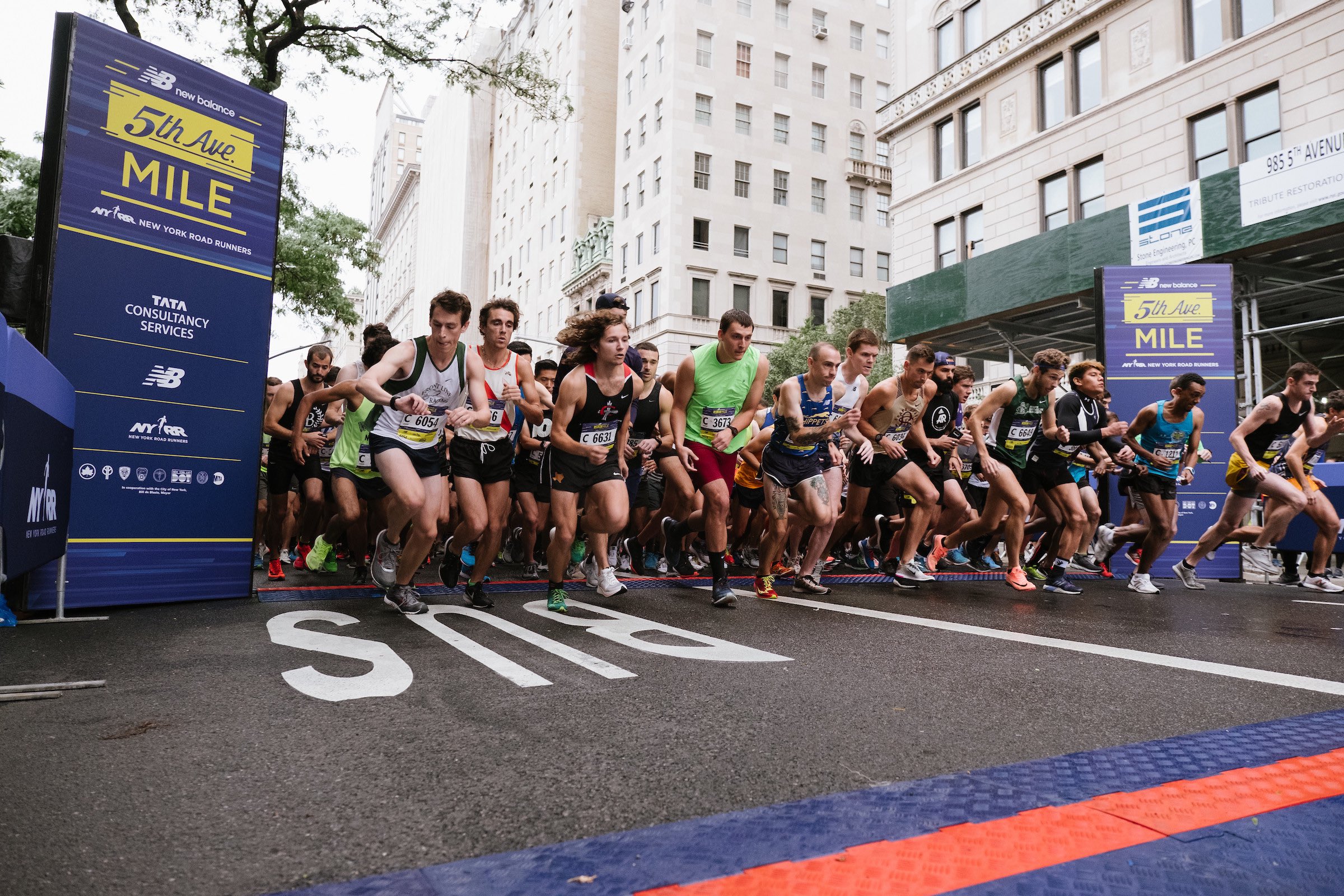 Un mile. 1609 mètres. Une distance culte aux États-Unis, où elle a façonné l’histoire de l’athlétisme. Ce dimanche 7 septembre, New York vibrera au rythme de la 44ᵉ édition du New Balance 5th Avenue Mile, organisée par l’association de running new-yorkaise NYRR. Entre les gratte-ciel de Manhattan, sur l’une des avenues les plus célèbres du monde, les meilleurs demi-fondeurs viendront en découdre… et ils ne seront pas seuls : près de 8 500 coureurs amateurs s’aligneront également sur la ligne de départ. Marathons.com vous présente cette course de légende.