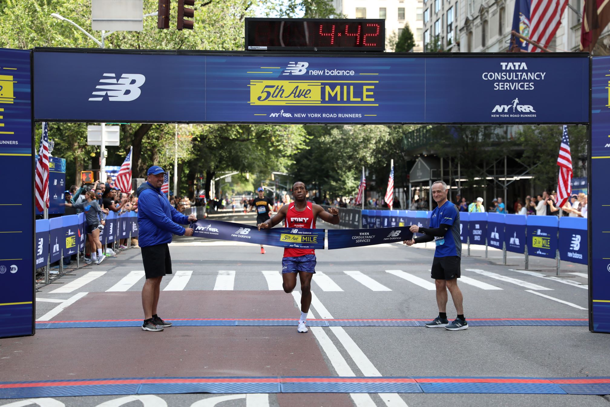 Un mile. 1609 mètres. Une distance culte aux États-Unis, où elle a façonné l’histoire de l’athlétisme. Ce dimanche 7 septembre, New York vibrera au rythme de la 44ᵉ édition du New Balance 5th Avenue Mile, organisée par l’association de running new-yorkaise NYRR. Entre les gratte-ciel de Manhattan, sur l’une des avenues les plus célèbres du monde, les meilleurs demi-fondeurs viendront en découdre… et ils ne seront pas seuls : près de 8 500 coureurs amateurs s’aligneront également sur la ligne de départ. Marathons.com vous présente cette course de légende.