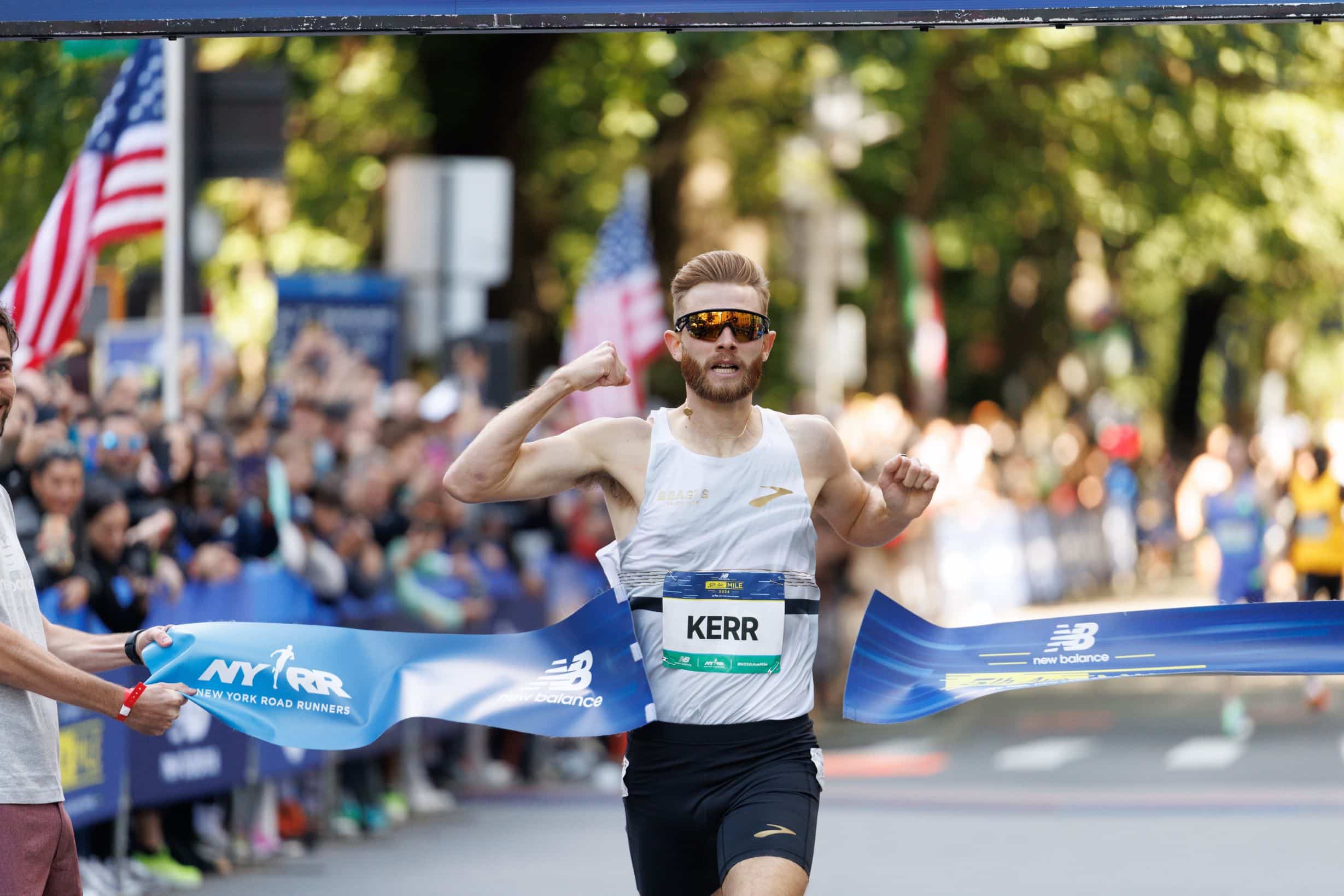 Un mile. 1609 mètres. Une distance culte aux États-Unis, où elle a façonné l’histoire de l’athlétisme. Ce dimanche 7 septembre, New York vibrera au rythme de la 44ᵉ édition du New Balance 5th Avenue Mile, organisée par l’association de running new-yorkaise NYRR. Entre les gratte-ciel de Manhattan, sur l’une des avenues les plus célèbres du monde, les meilleurs demi-fondeurs viendront en découdre… et ils ne seront pas seuls : près de 8 500 coureurs amateurs s’aligneront également sur la ligne de départ. Marathons.com vous présente cette course de légende.