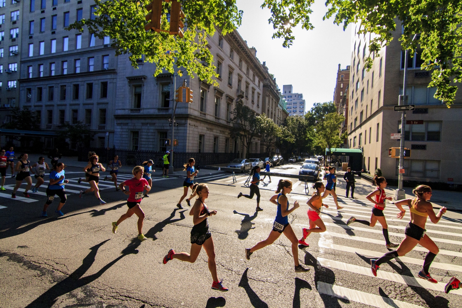 Un mile. 1609 mètres. Une distance culte aux États-Unis, où elle a façonné l’histoire de l’athlétisme. Ce dimanche 7 septembre, New York vibrera au rythme de la 44ᵉ édition du New Balance 5th Avenue Mile, organisée par l’association de running new-yorkaise NYRR. Entre les gratte-ciel de Manhattan, sur l’une des avenues les plus célèbres du monde, les meilleurs demi-fondeurs viendront en découdre… et ils ne seront pas seuls : près de 8 500 coureurs amateurs s’aligneront également sur la ligne de départ. Marathons.com vous présente cette course de légende.