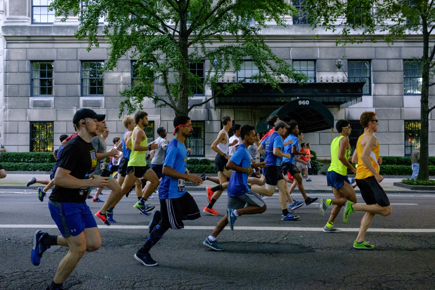 Un mile. 1609 mètres. Une distance culte aux États-Unis, où elle a façonné l’histoire de l’athlétisme. Ce dimanche 7 septembre, New York vibrera au rythme de la 44ᵉ édition du New Balance 5th Avenue Mile, organisée par l’association de running new-yorkaise NYRR. Entre les gratte-ciel de Manhattan, sur l’une des avenues les plus célèbres du monde, les meilleurs demi-fondeurs viendront en découdre… et ils ne seront pas seuls : près de 8 500 coureurs amateurs s’aligneront également sur la ligne de départ. Marathons.com vous présente cette course de légende.