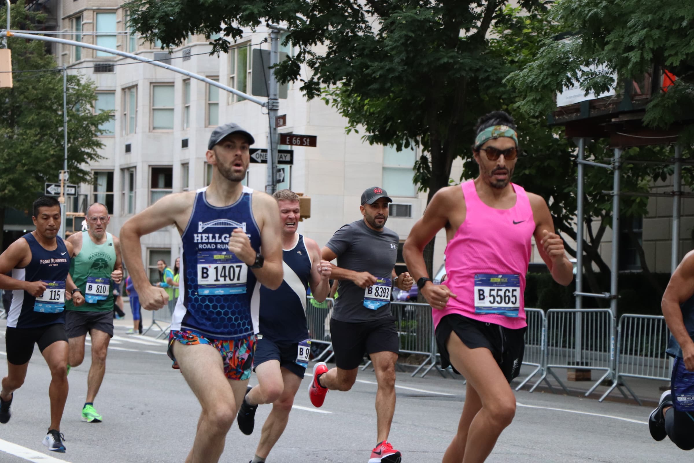 Un mile. 1609 mètres. Une distance culte aux États-Unis, où elle a façonné l’histoire de l’athlétisme. Ce dimanche 7 septembre, New York vibrera au rythme de la 44ᵉ édition du New Balance 5th Avenue Mile, organisée par l’association de running new-yorkaise NYRR. Entre les gratte-ciel de Manhattan, sur l’une des avenues les plus célèbres du monde, les meilleurs demi-fondeurs viendront en découdre… et ils ne seront pas seuls : près de 8 500 coureurs amateurs s’aligneront également sur la ligne de départ. Marathons.com vous présente cette course de légende.