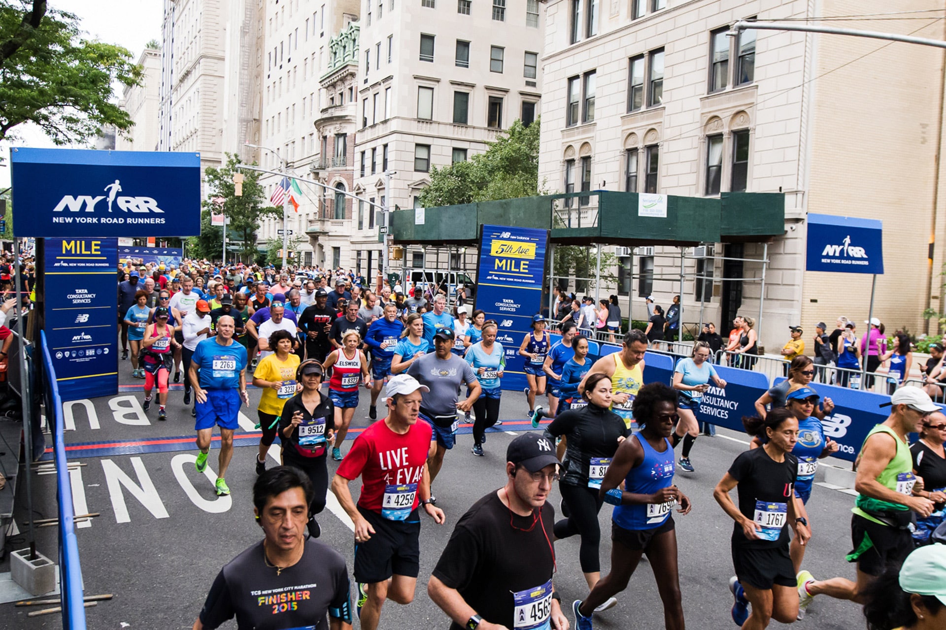 Un mile. 1609 mètres. Une distance culte aux États-Unis, où elle a façonné l’histoire de l’athlétisme. Ce dimanche 7 septembre, New York vibrera au rythme de la 44ᵉ édition du New Balance 5th Avenue Mile, organisée par l’association de running new-yorkaise NYRR. Entre les gratte-ciel de Manhattan, sur l’une des avenues les plus célèbres du monde, les meilleurs demi-fondeurs viendront en découdre… et ils ne seront pas seuls : près de 8 500 coureurs amateurs s’aligneront également sur la ligne de départ. Marathons.com vous présente cette course de légende.