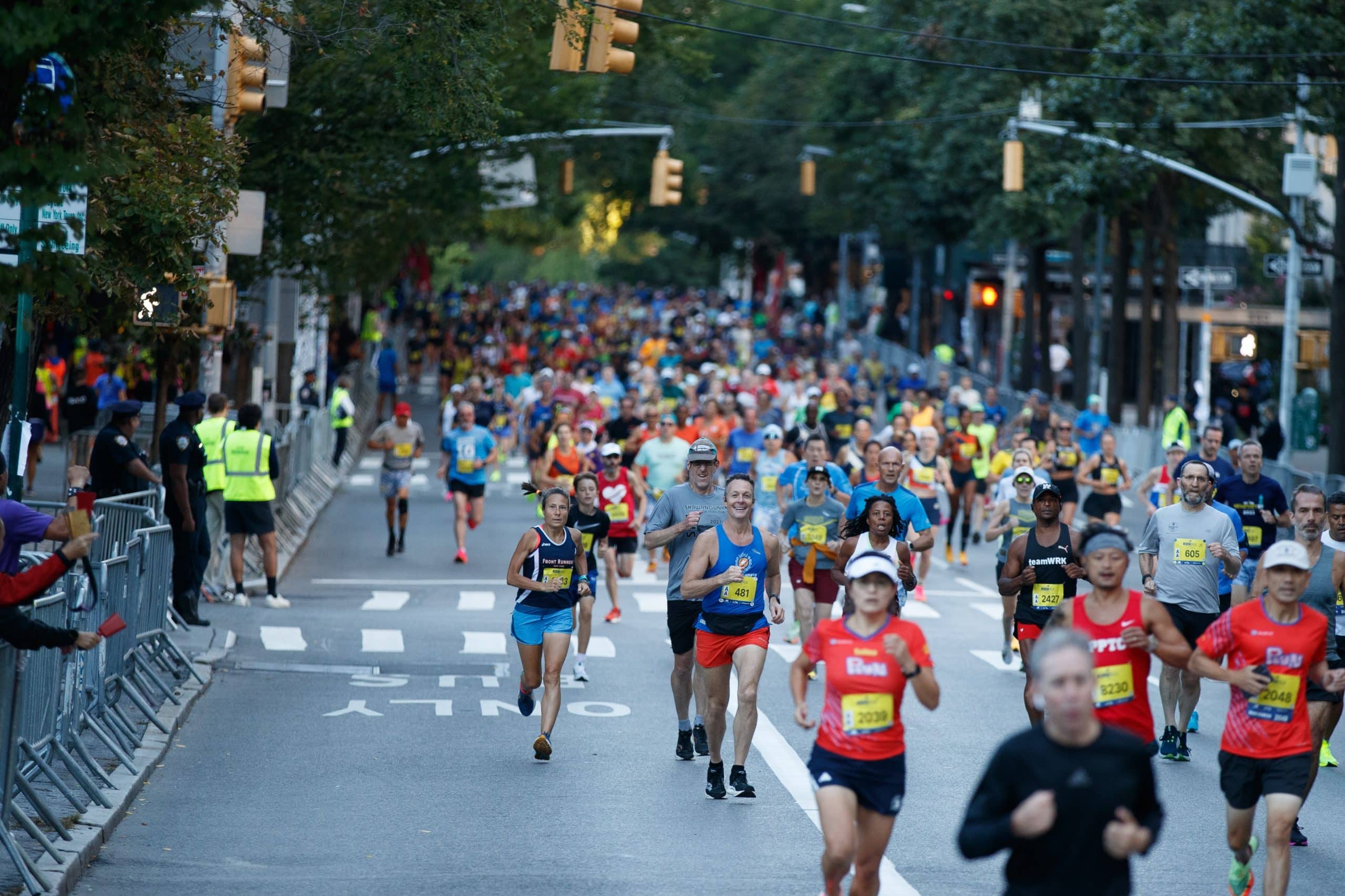 Un mile. 1609 mètres. Une distance culte aux États-Unis, où elle a façonné l’histoire de l’athlétisme. Ce dimanche 7 septembre, New York vibrera au rythme de la 44ᵉ édition du New Balance 5th Avenue Mile, organisée par l’association de running new-yorkaise NYRR. Entre les gratte-ciel de Manhattan, sur l’une des avenues les plus célèbres du monde, les meilleurs demi-fondeurs viendront en découdre… et ils ne seront pas seuls : près de 8 500 coureurs amateurs s’aligneront également sur la ligne de départ. Marathons.com vous présente cette course de légende.