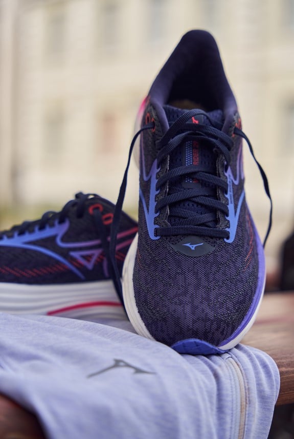 Modèle emblématique de la marque japonaise depuis 1997, la Mizuno Wave Rider revient dans une 29e version, toujours fidèle à son ADN mais avec des évolutions qui la propulsent à un nouveau niveau de performance. Cette nouvelle édition mise sur plus de confort, une meilleure réactivité, et une construction pensée pour les coureurs réguliers à la recherche d’un modèle fiable, polyvalent et durable. La Wave Rider 29 reste une valeur sûre pour les runneuses et runners de tous niveaux, du débutant ambitieux au marathonien confirmé.