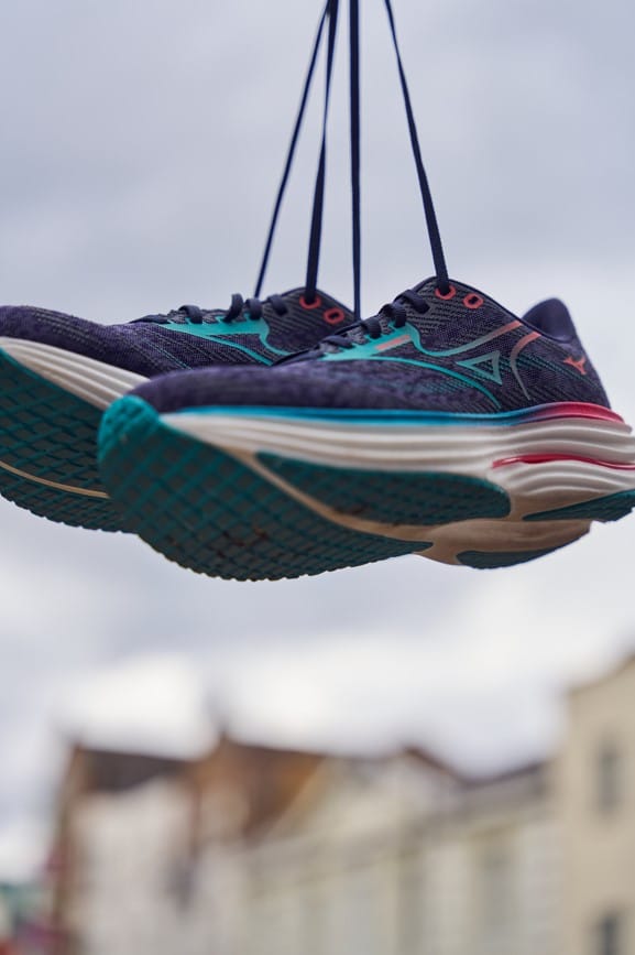 Modèle emblématique de la marque japonaise depuis 1997, la Mizuno Wave Rider revient dans une 29e version, toujours fidèle à son ADN mais avec des évolutions qui la propulsent à un nouveau niveau de performance. Cette nouvelle édition mise sur plus de confort, une meilleure réactivité, et une construction pensée pour les coureurs réguliers à la recherche d’un modèle fiable, polyvalent et durable. La Wave Rider 29 reste une valeur sûre pour les runneuses et runners de tous niveaux, du débutant ambitieux au marathonien confirmé.