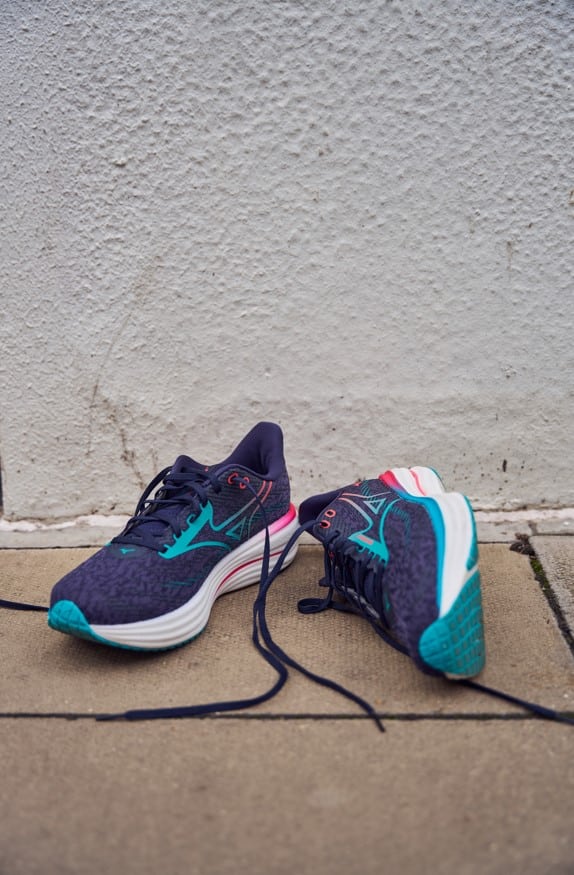 Modèle emblématique de la marque japonaise depuis 1997, la Mizuno Wave Rider revient dans une 29e version, toujours fidèle à son ADN mais avec des évolutions qui la propulsent à un nouveau niveau de performance. Cette nouvelle édition mise sur plus de confort, une meilleure réactivité, et une construction pensée pour les coureurs réguliers à la recherche d’un modèle fiable, polyvalent et durable. La Wave Rider 29 reste une valeur sûre pour les runneuses et runners de tous niveaux, du débutant ambitieux au marathonien confirmé.