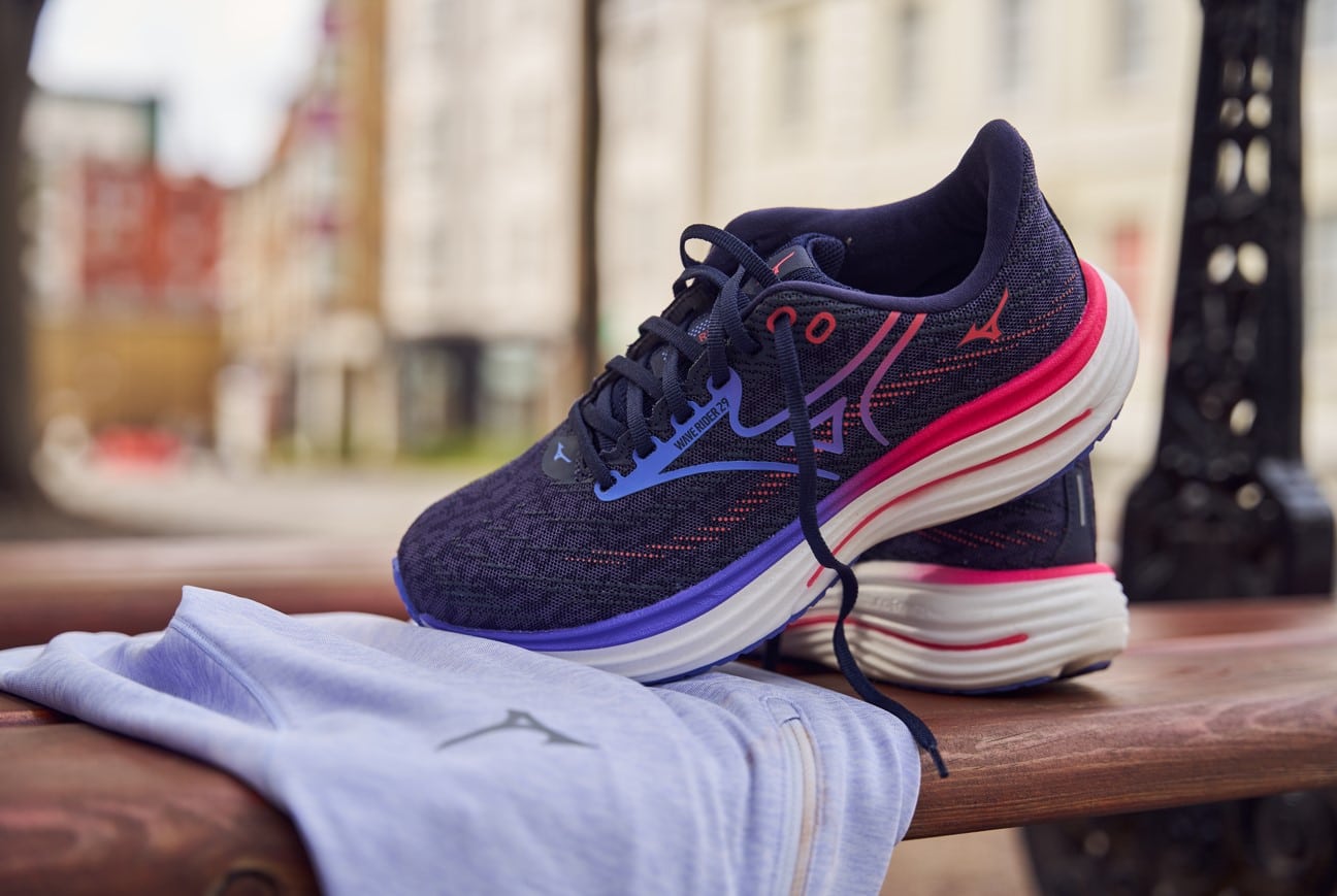 Modèle emblématique de la marque japonaise depuis 1997, la Mizuno Wave Rider revient dans une 29e version, toujours fidèle à son ADN mais avec des évolutions qui la propulsent à un nouveau niveau de performance. Cette nouvelle édition mise sur plus de confort, une meilleure réactivité, et une construction pensée pour les coureurs réguliers à la recherche d’un modèle fiable, polyvalent et durable. La Wave Rider 29 reste une valeur sûre pour les runneuses et runners de tous niveaux, du débutant ambitieux au marathonien confirmé.