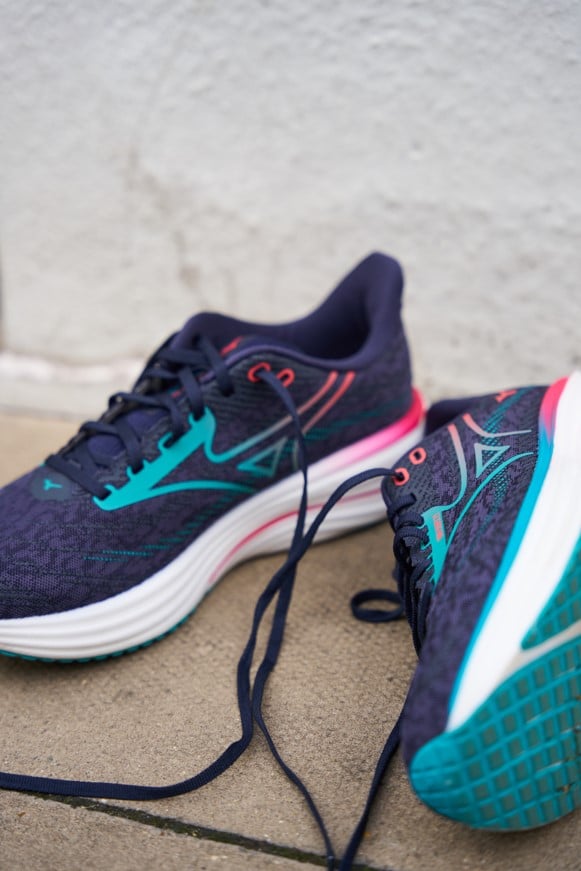 Modèle emblématique de la marque japonaise depuis 1997, la Mizuno Wave Rider revient dans une 29e version, toujours fidèle à son ADN mais avec des évolutions qui la propulsent à un nouveau niveau de performance. Cette nouvelle édition mise sur plus de confort, une meilleure réactivité, et une construction pensée pour les coureurs réguliers à la recherche d’un modèle fiable, polyvalent et durable. La Wave Rider 29 reste une valeur sûre pour les runneuses et runners de tous niveaux, du débutant ambitieux au marathonien confirmé.