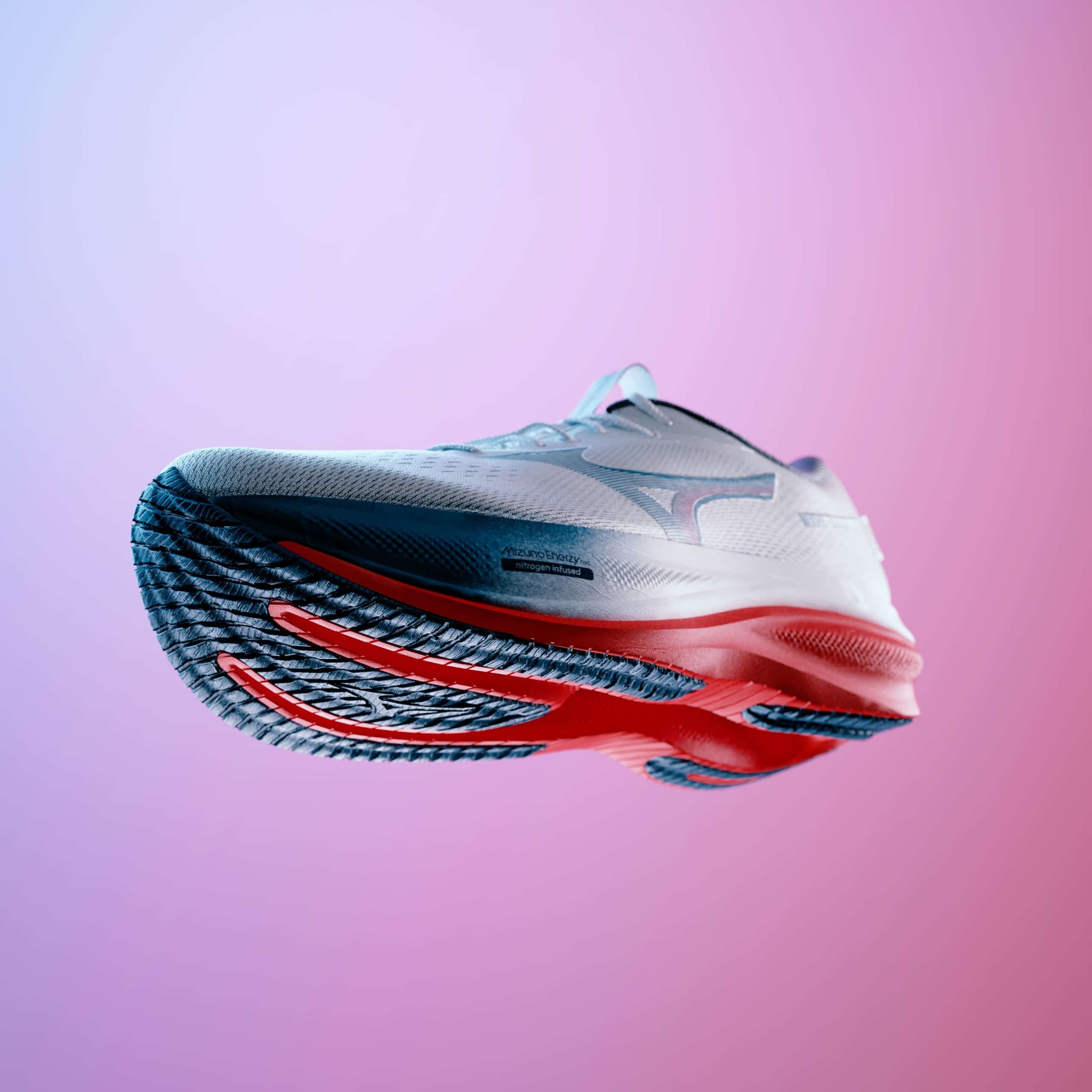 Plus d'amorti, plus de stabilité, plus de fluidité : la Wave Rider 30 embarque une double mousse Enerzy NXT et une plaque Wave sur toute la longueur. La daily trainer Mizuno fait peau neuve dans un design unique.