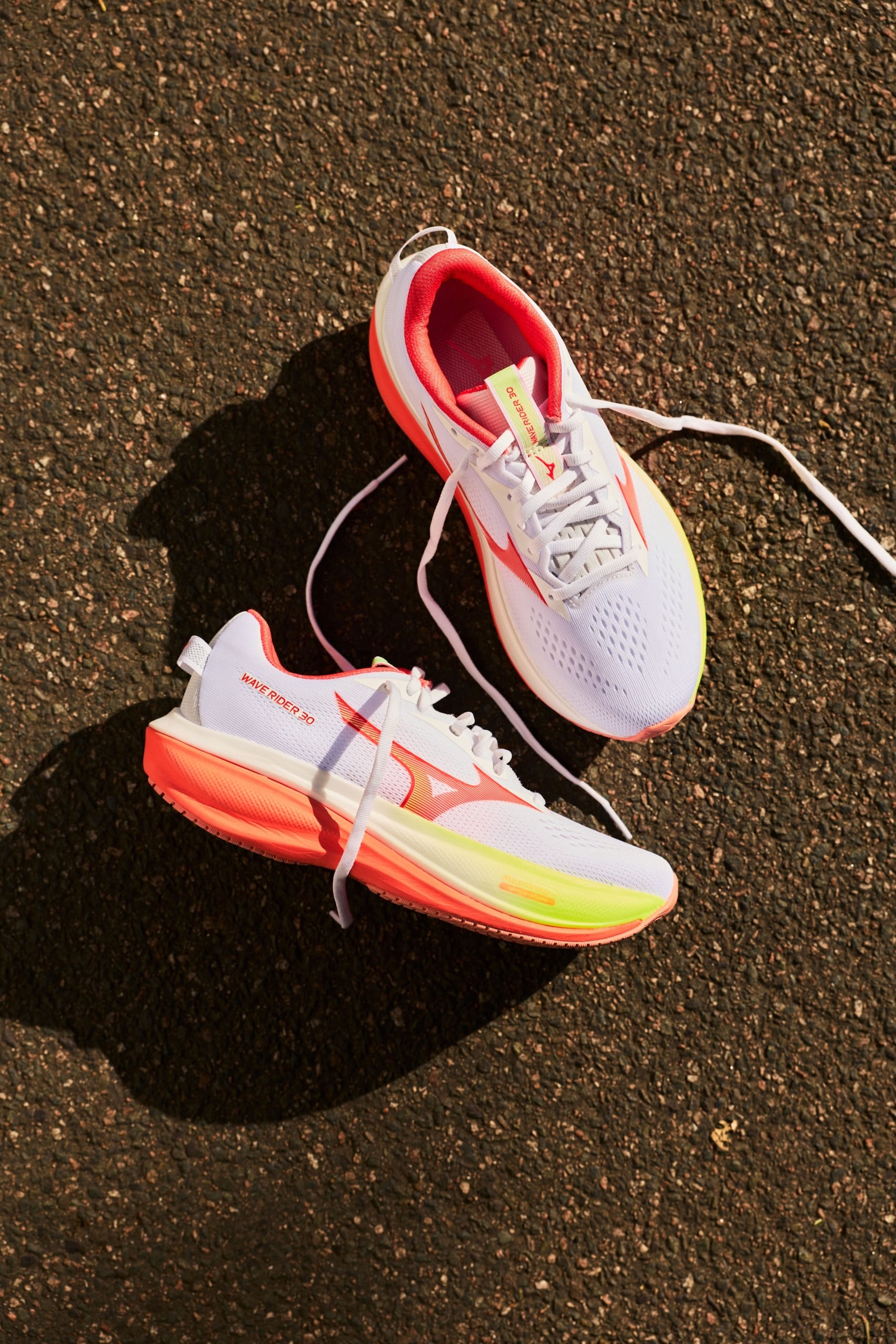 Plus d'amorti, plus de stabilité, plus de fluidité : la Wave Rider 30 embarque une double mousse Enerzy NXT et une plaque Wave sur toute la longueur. La daily trainer Mizuno fait peau neuve dans un design unique.