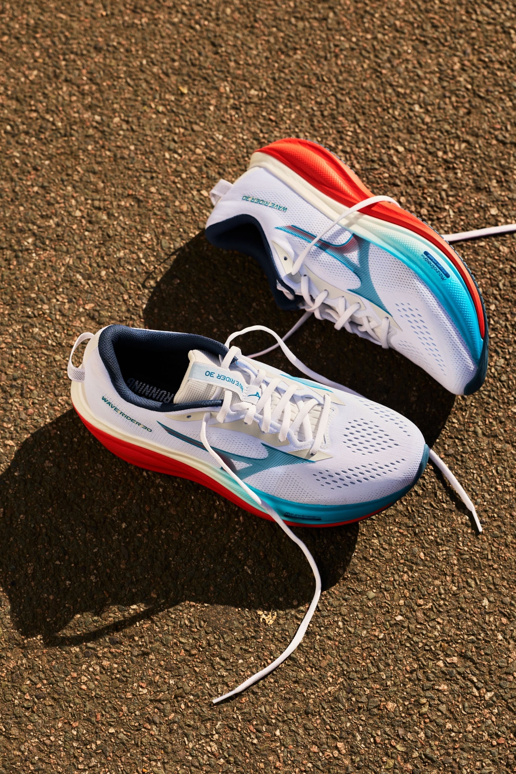 Plus d'amorti, plus de stabilité, plus de fluidité : la Wave Rider 30 embarque une double mousse Enerzy NXT et une plaque Wave sur toute la longueur. La daily trainer Mizuno fait peau neuve dans un design unique.