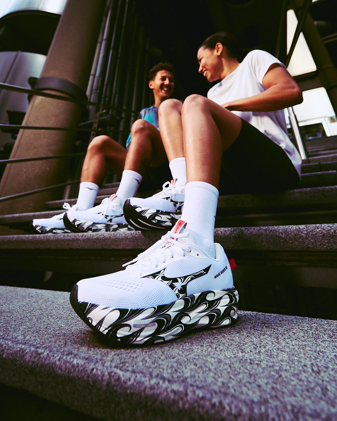 Plus d'amorti, plus de stabilité, plus de fluidité : la Wave Rider 30 embarque une double mousse Enerzy NXT et une plaque Wave sur toute la longueur. La daily trainer Mizuno fait peau neuve dans un design unique.