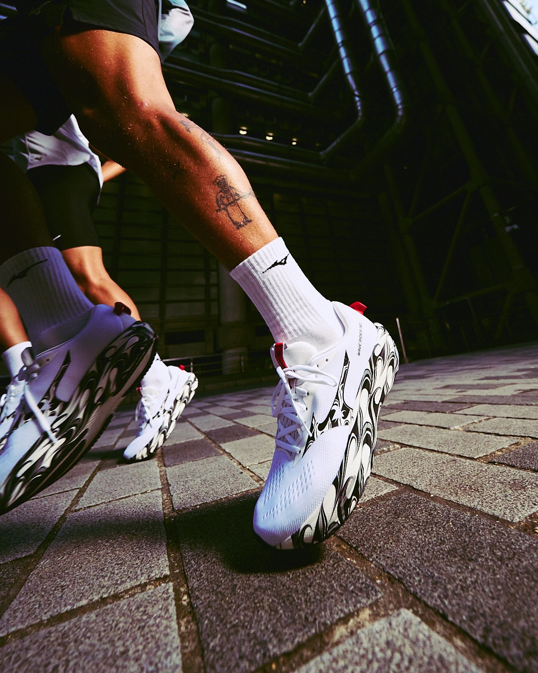 Plus d'amorti, plus de stabilité, plus de fluidité : la Wave Rider 30 embarque une double mousse Enerzy NXT et une plaque Wave sur toute la longueur. La daily trainer Mizuno fait peau neuve dans un design unique.