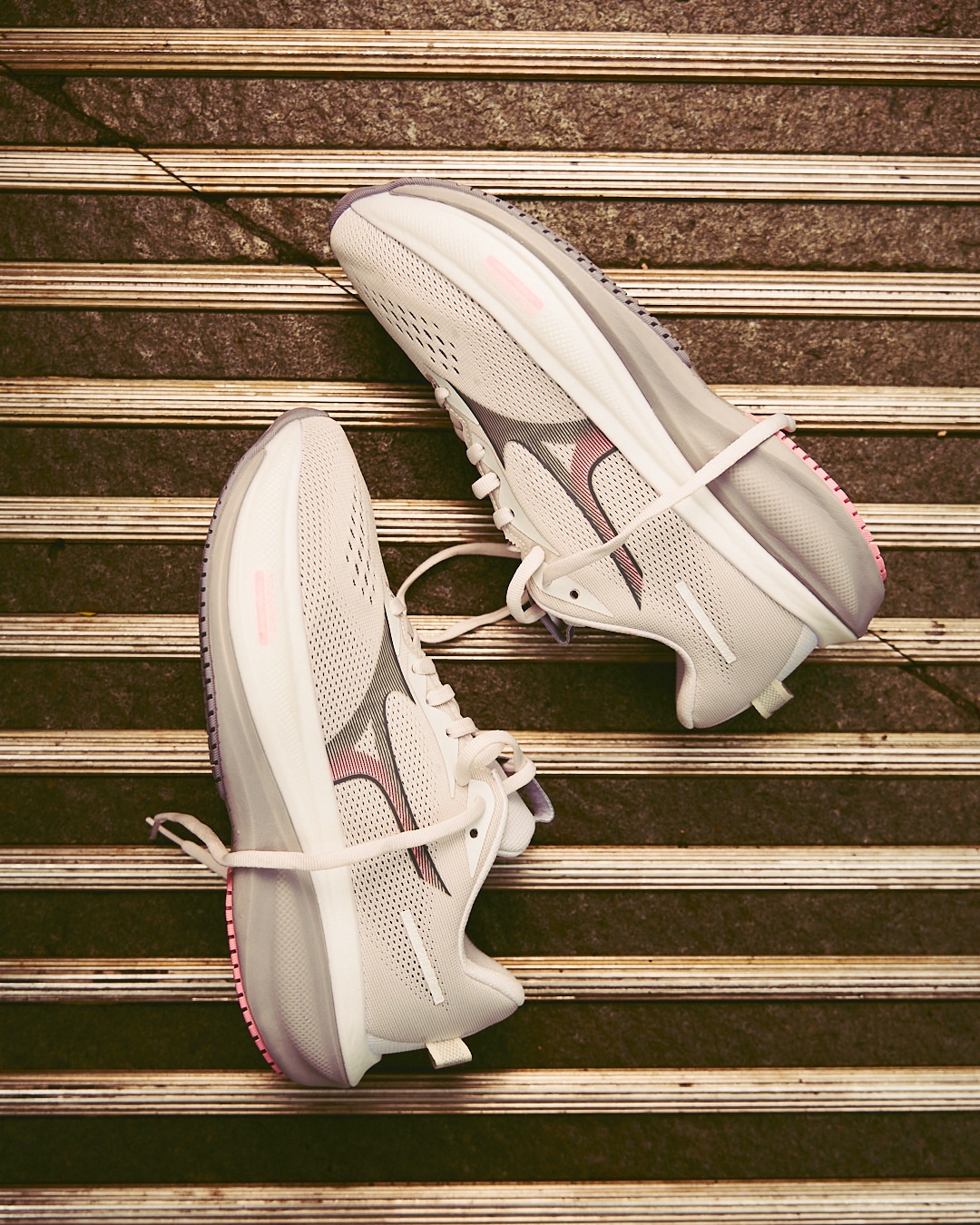 Plus d'amorti, plus de stabilité, plus de fluidité : la Wave Rider 30 embarque une double mousse Enerzy NXT et une plaque Wave sur toute la longueur. La daily trainer Mizuno fait peau neuve dans un design unique.