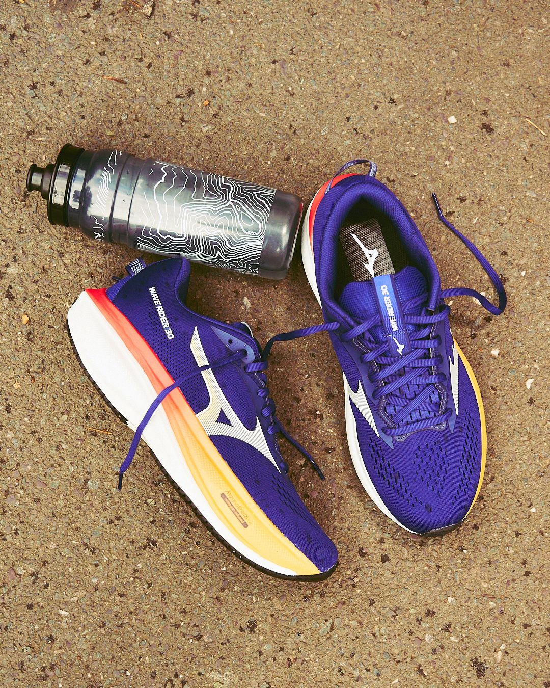 Plus d'amorti, plus de stabilité, plus de fluidité : la Wave Rider 30 embarque une double mousse Enerzy NXT et une plaque Wave sur toute la longueur. La daily trainer Mizuno fait peau neuve dans un design unique.