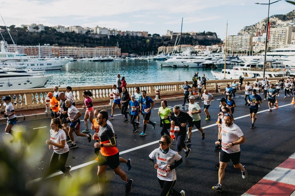 Faith Kipyegon dispute ce dimanche à Monaco le tout premier 10 km sur route de sa carrière. La triple championne olympique du 1500 m ouvre sa saison 2026 au Monaco Run Gramaglia dans un format inédit qui passionne tout le monde du running.