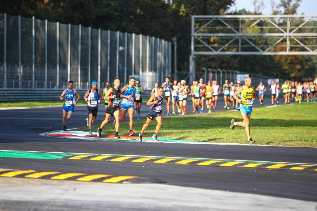 Le Semi-Marathon de Monza se court sur le mythique circuit de F1. Parcours rapide et unique, la course propose 4 distances, édition 2026 le 4 octobre.