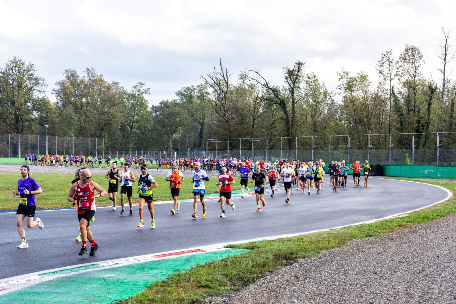 Le Semi-Marathon de Monza se court sur le mythique circuit de F1. Parcours rapide et unique, la course propose 4 distances, édition 2026 le 4 octobre.
