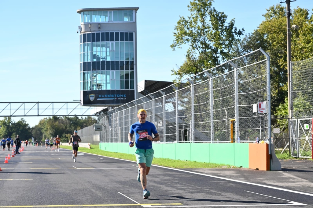 Le Semi-Marathon de Monza se court sur le mythique circuit de F1. Parcours rapide et unique, la course propose 4 distances, édition 2026 le 4 octobre.
