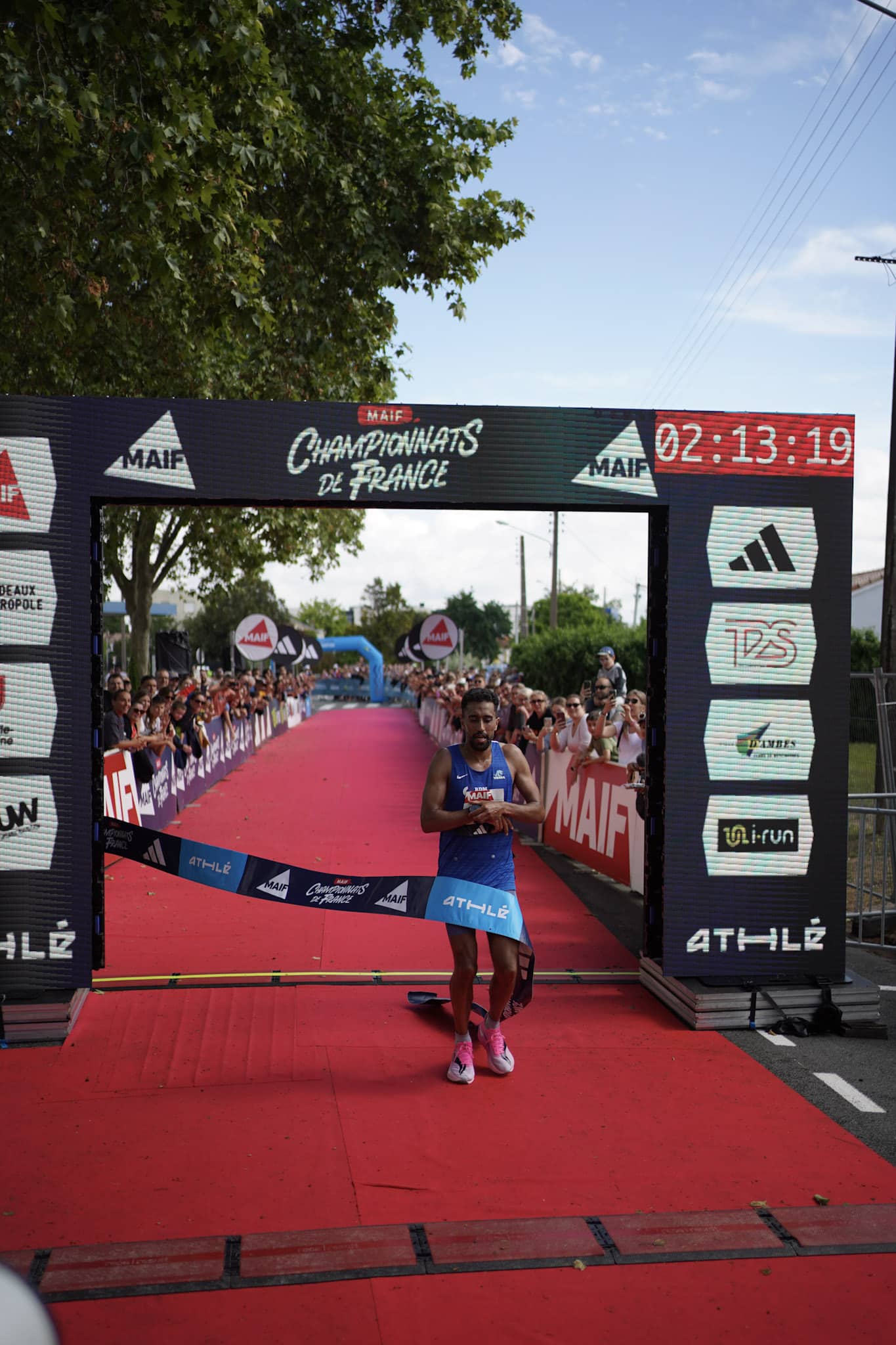 Morhad Amdouni est devenu pour la première fois champion de France de marathon ce dimanche à Ambès (Gironde). Le détenteur du record de France de la discipline qui s’est imposé en 2h13’21 a obtenu le treizième titre national de toute sa carrière. Un retour gagnant pour Morhad Amdouni persuadé de pouvoir encore réaliser de très gros chronos et qui espère enchainer avec d’autres succès. Entretien !