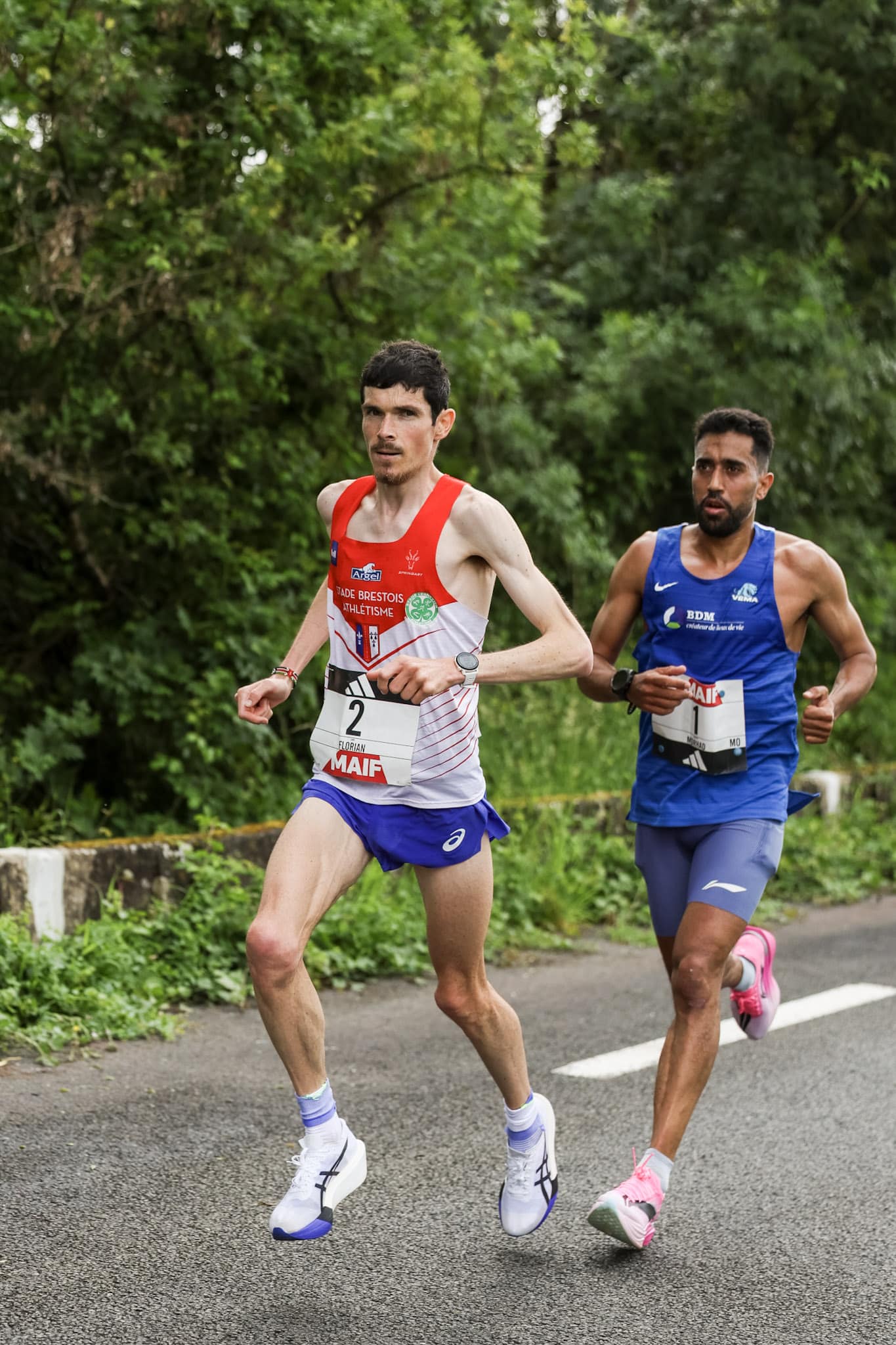 Morhad Amdouni est devenu pour la première fois champion de France de marathon ce dimanche à Ambès (Gironde). Le détenteur du record de France de la discipline qui s’est imposé en 2h13’21 a obtenu le treizième titre national de toute sa carrière. Un retour gagnant pour Morhad Amdouni persuadé de pouvoir encore réaliser de très gros chronos et qui espère enchainer avec d’autres succès. Entretien !