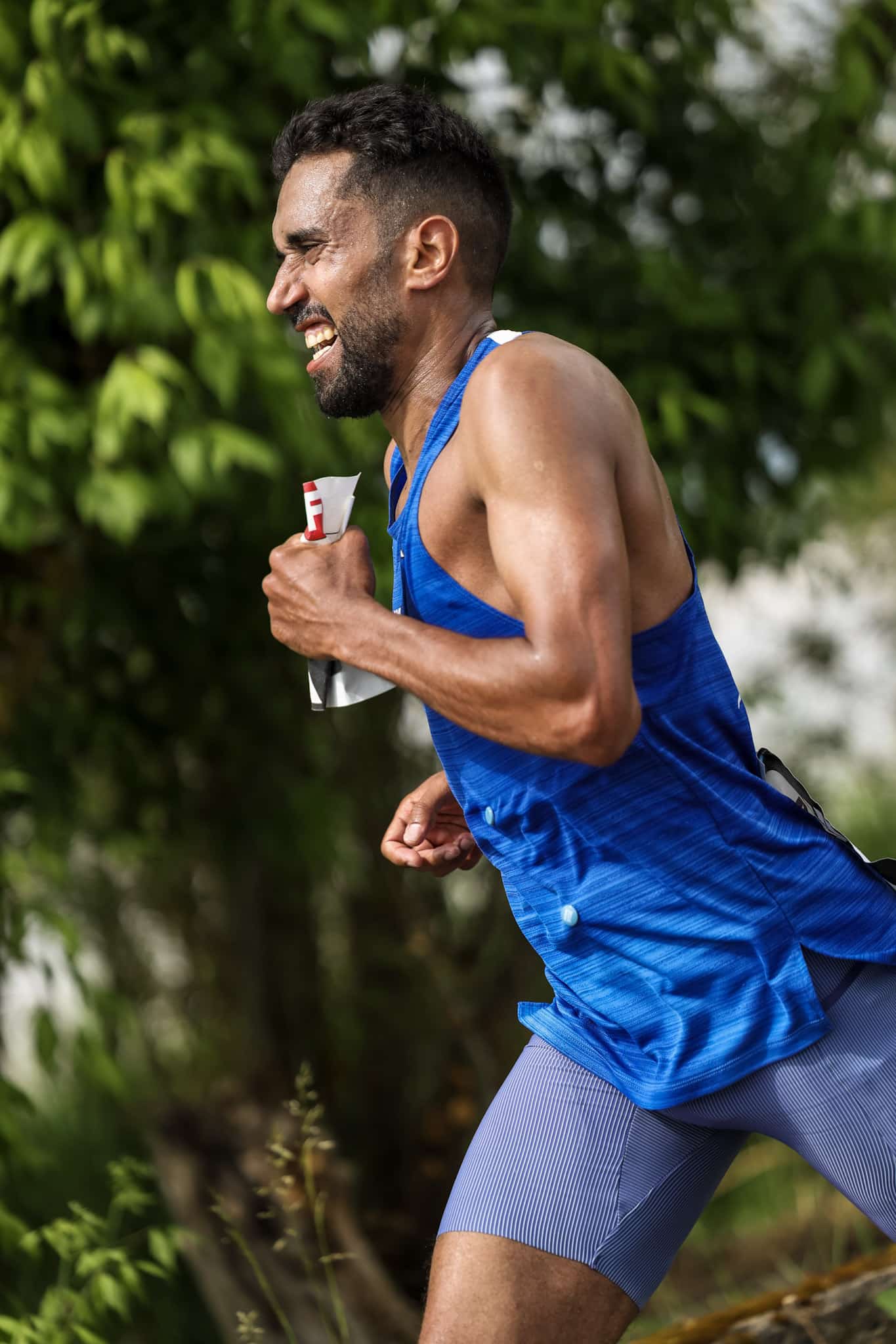 Morhad Amdouni est devenu pour la première fois champion de France de marathon ce dimanche à Ambès (Gironde). Le détenteur du record de France de la discipline qui s’est imposé en 2h13’21 a obtenu le treizième titre national de toute sa carrière. Un retour gagnant pour Morhad Amdouni persuadé de pouvoir encore réaliser de très gros chronos et qui espère enchainer avec d’autres succès. Entretien !