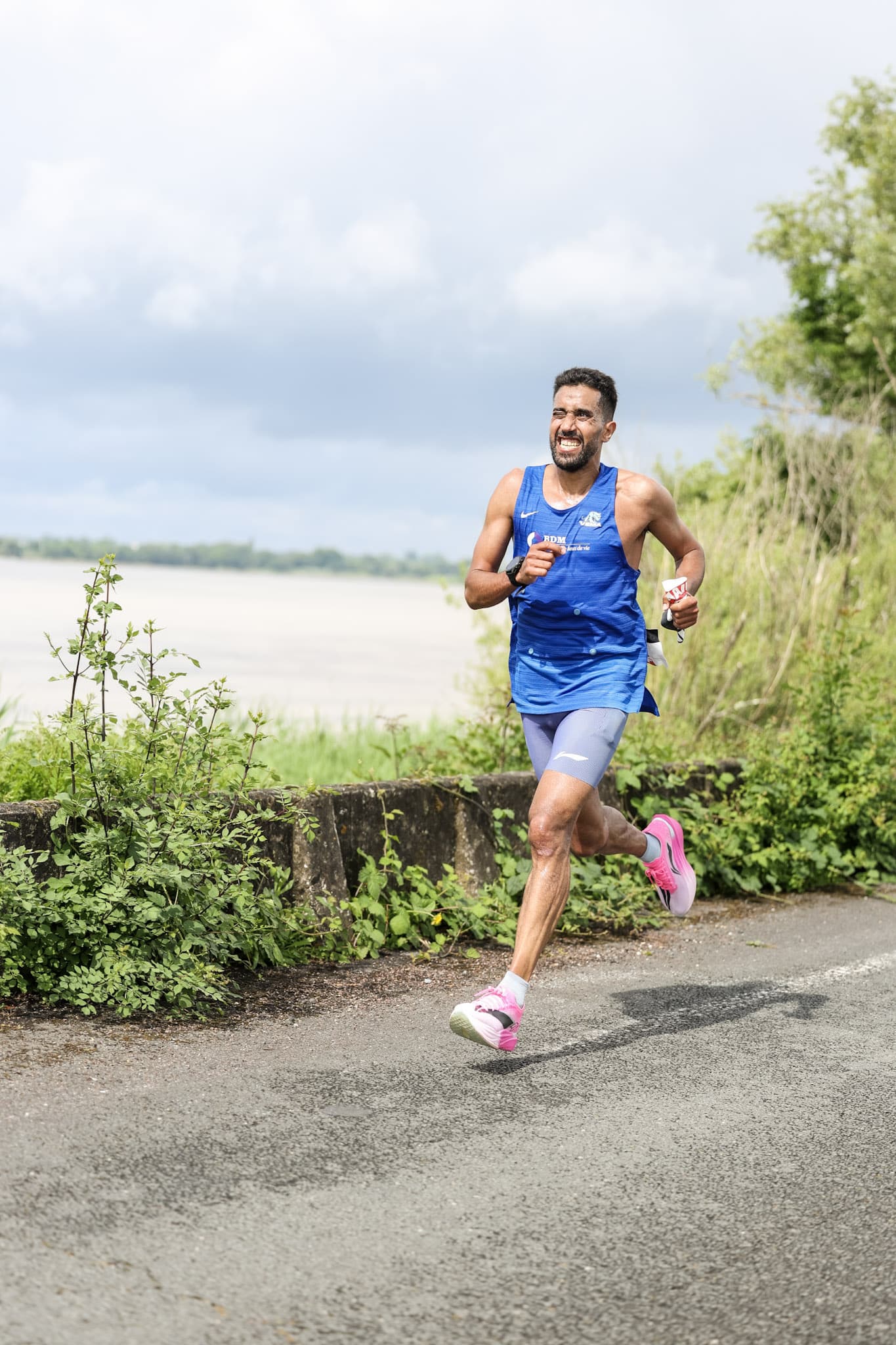 Morhad Amdouni est devenu pour la première fois champion de France de marathon ce dimanche à Ambès (Gironde). Le détenteur du record de France de la discipline qui s’est imposé en 2h13’21 a obtenu le treizième titre national de toute sa carrière. Un retour gagnant pour Morhad Amdouni persuadé de pouvoir encore réaliser de très gros chronos et qui espère enchainer avec d’autres succès. Entretien !