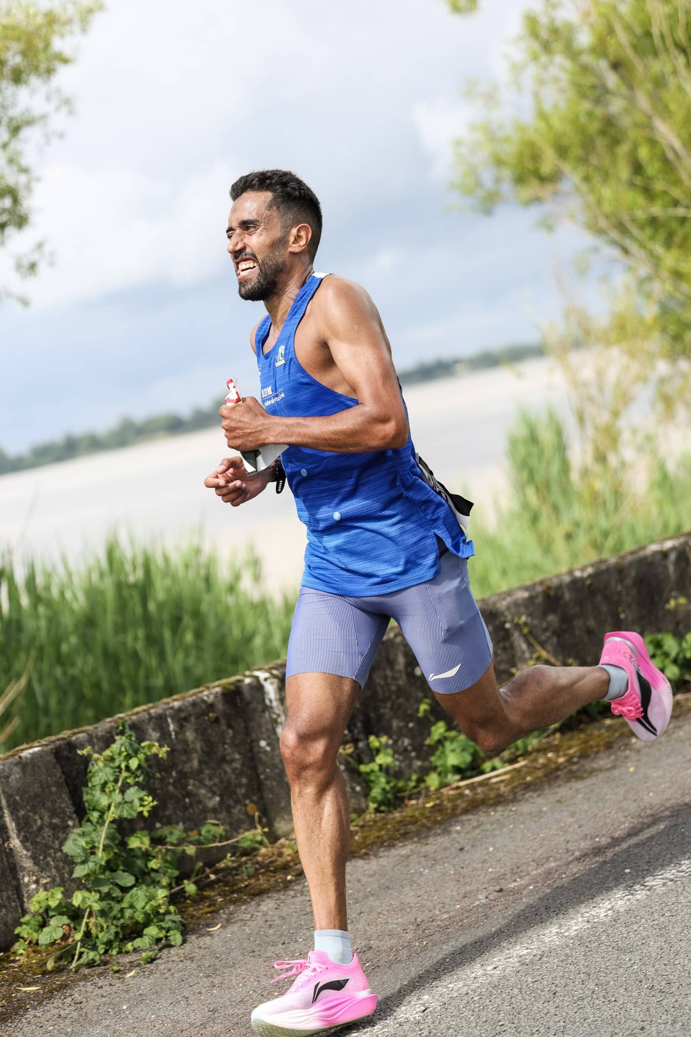 Morhad Amdouni est devenu pour la première fois champion de France de marathon ce dimanche à Ambès (Gironde). Le détenteur du record de France de la discipline qui s’est imposé en 2h13’21 a obtenu le treizième titre national de toute sa carrière. Un retour gagnant pour Morhad Amdouni persuadé de pouvoir encore réaliser de très gros chronos et qui espère enchainer avec d’autres succès. Entretien !