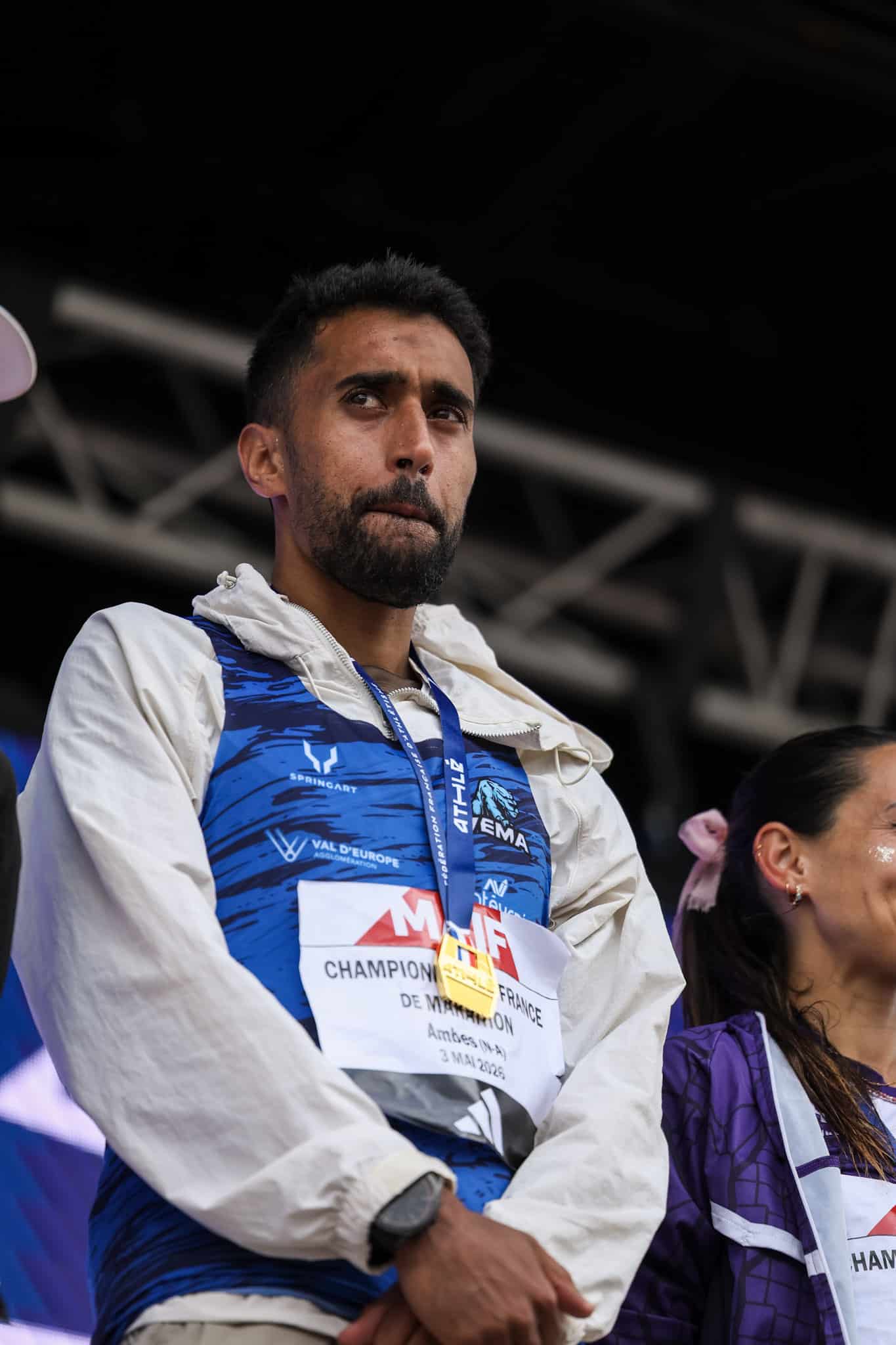 Morhad Amdouni est devenu pour la première fois champion de France de marathon ce dimanche à Ambès (Gironde). Le détenteur du record de France de la discipline qui s’est imposé en 2h13’21 a obtenu le treizième titre national de toute sa carrière. Un retour gagnant pour Morhad Amdouni persuadé de pouvoir encore réaliser de très gros chronos et qui espère enchainer avec d’autres succès. Entretien !