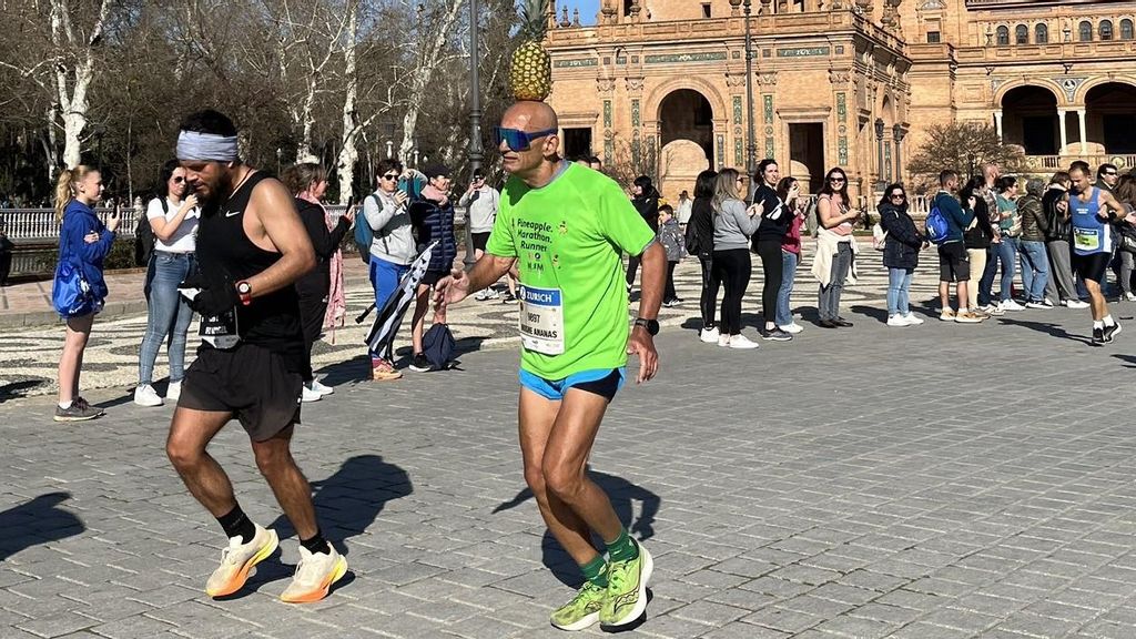 À 68 ans, Moshe Lederfien a parcouru le Marathon de Berlin avec un ananas sur la tête. Cinq heures d’équilibre, de sourire et de légèreté.
