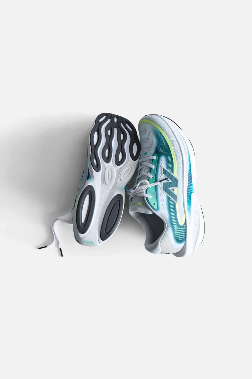 New Balance lance la Ellipse v1, une nouvelle chaussure running au style lifestyle et à l’amorti Fresh Foam X. Confortable, polyvalente et accessible à tous les coureurs, elle redonne du plaisir aux sorties quotidiennes.