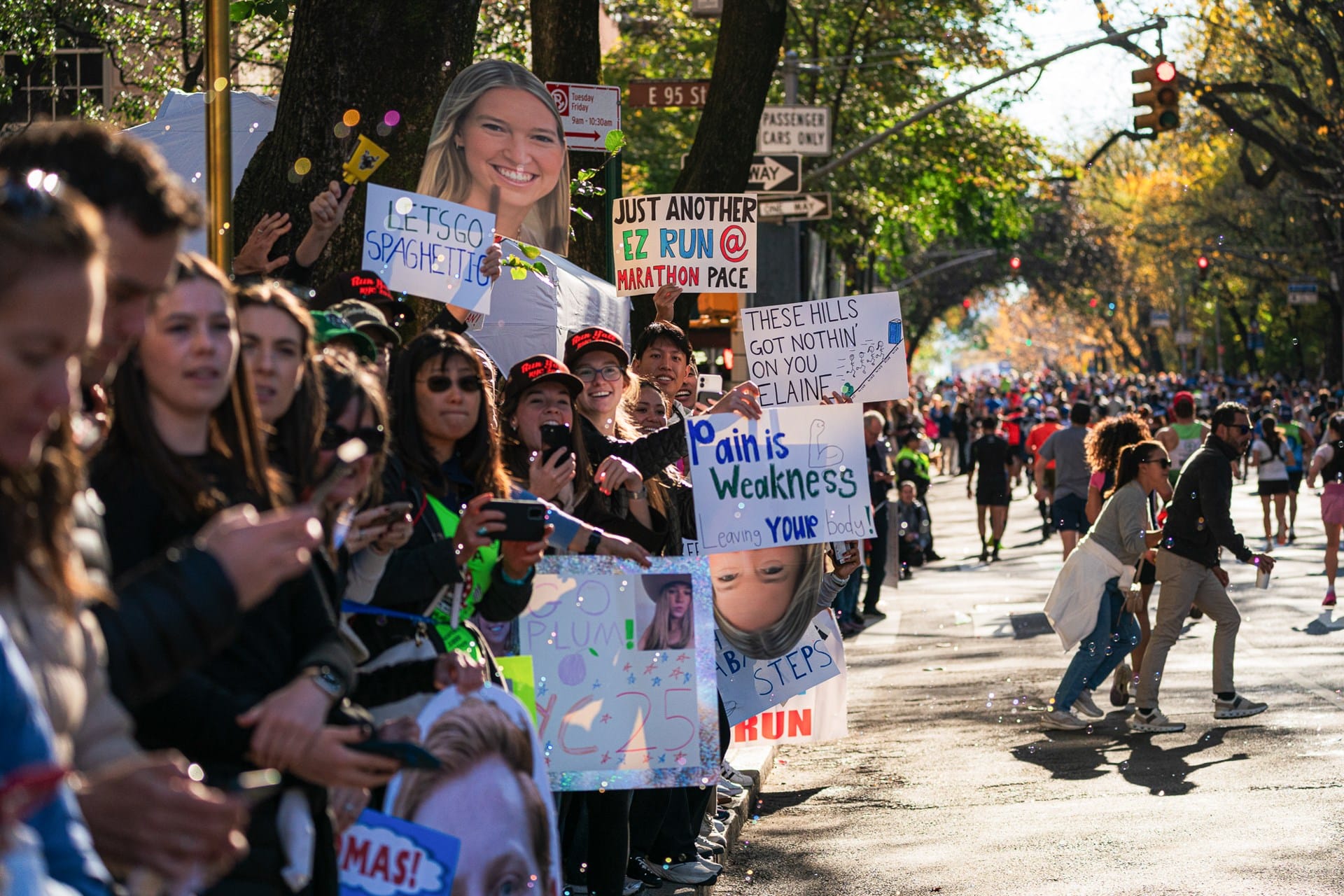 59 226 finishers : record du monde battu pour le Marathon de New York 2025 qui reprend sa couronne de plus grand marathon du monde. Chiffres clés, performances, ambiance et faits marquants d’une édition historique.