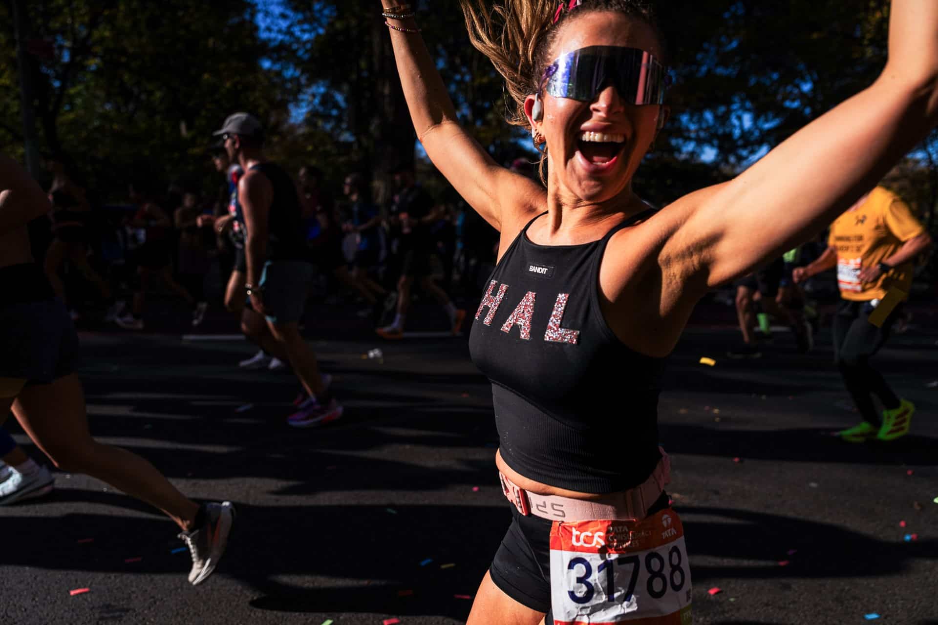 59 226 finishers : record du monde battu pour le Marathon de New York 2025 qui reprend sa couronne de plus grand marathon du monde. Chiffres clés, performances, ambiance et faits marquants d’une édition historique.