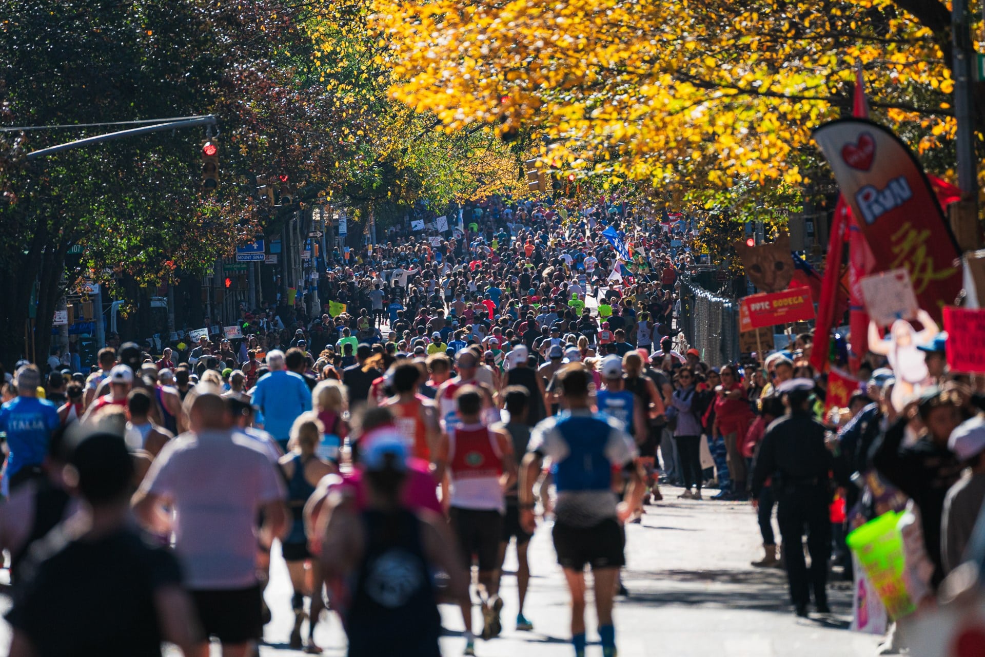 59 226 finishers : record du monde battu pour le Marathon de New York 2025 qui reprend sa couronne de plus grand marathon du monde. Chiffres clés, performances, ambiance et faits marquants d’une édition historique.