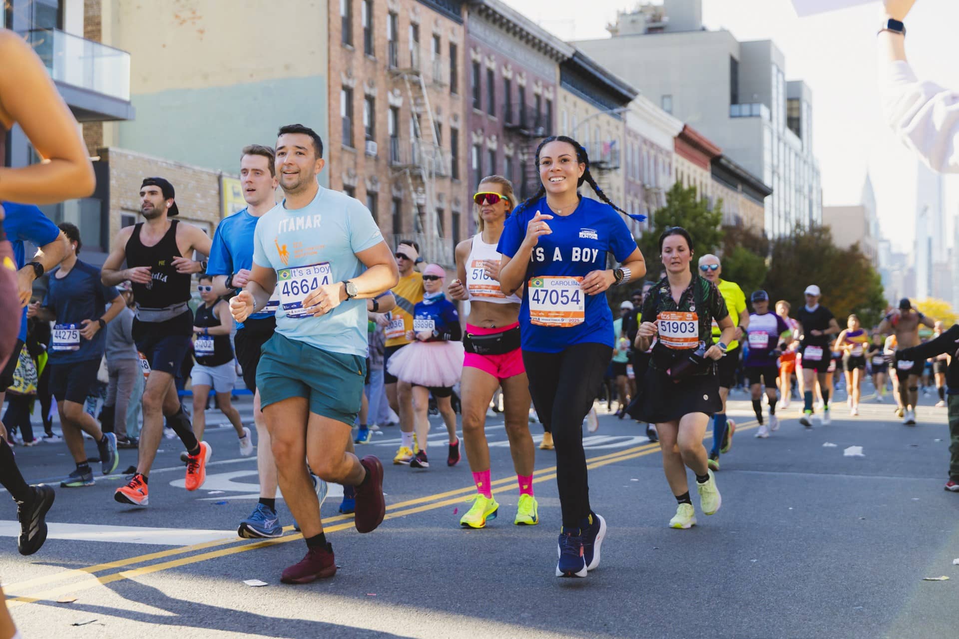 59 226 finishers : record du monde battu pour le Marathon de New York 2025 qui reprend sa couronne de plus grand marathon du monde. Chiffres clés, performances, ambiance et faits marquants d’une édition historique.
