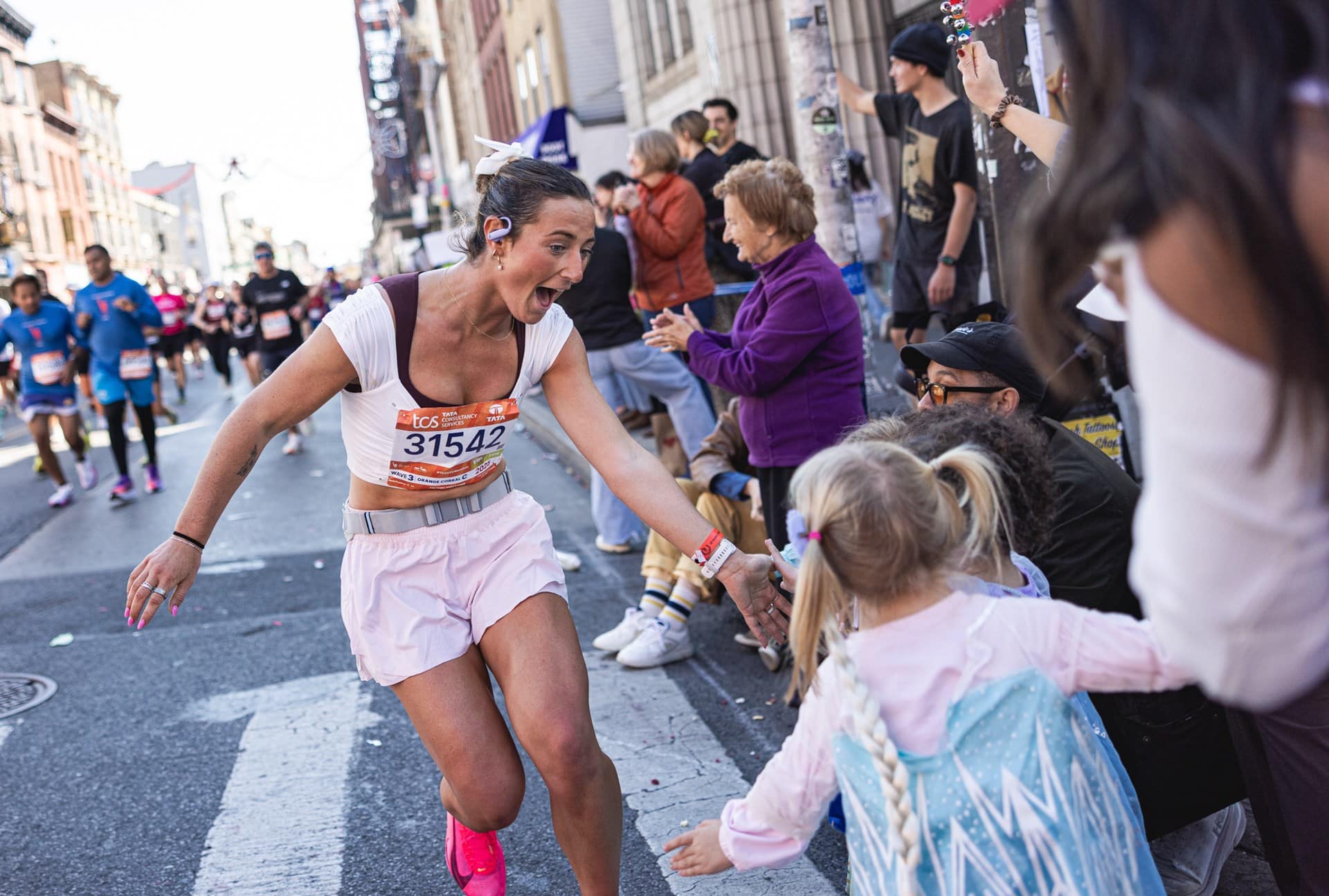 59 226 finishers : record du monde battu pour le Marathon de New York 2025 qui reprend sa couronne de plus grand marathon du monde. Chiffres clés, performances, ambiance et faits marquants d’une édition historique.