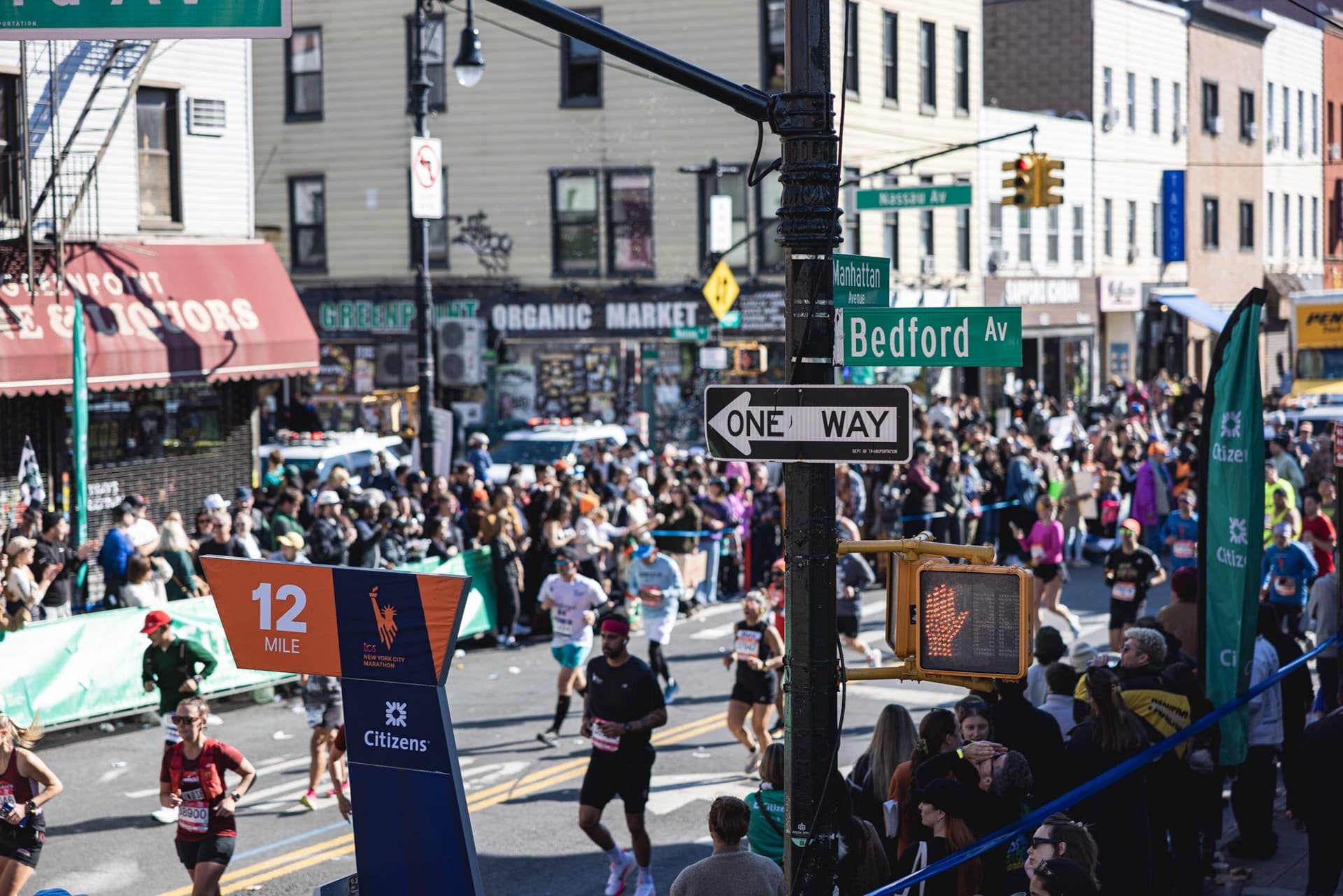 59 226 finishers : record du monde battu pour le Marathon de New York 2025 qui reprend sa couronne de plus grand marathon du monde. Chiffres clés, performances, ambiance et faits marquants d’une édition historique.