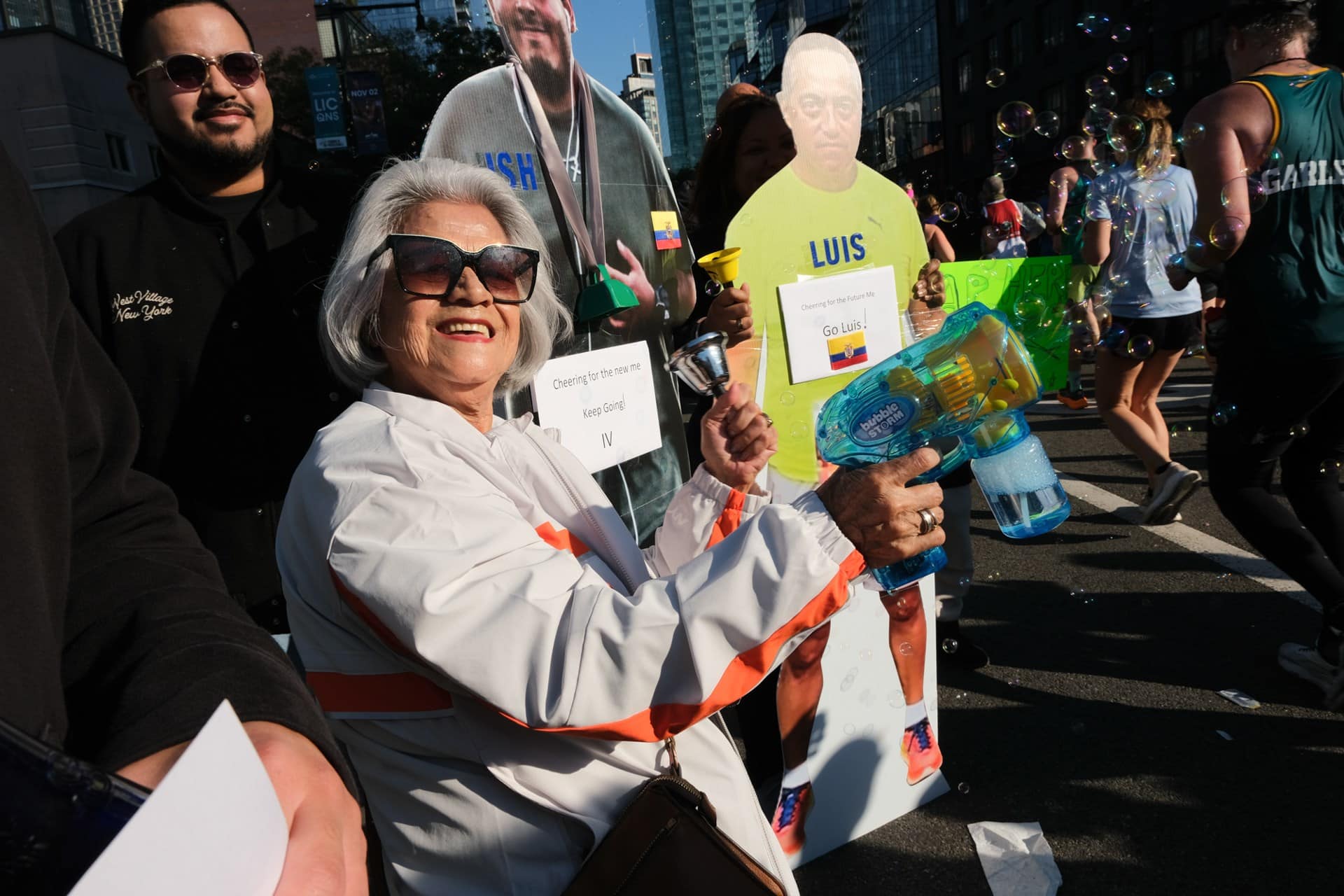 59 226 finishers : record du monde battu pour le Marathon de New York 2025 qui reprend sa couronne de plus grand marathon du monde. Chiffres clés, performances, ambiance et faits marquants d’une édition historique.