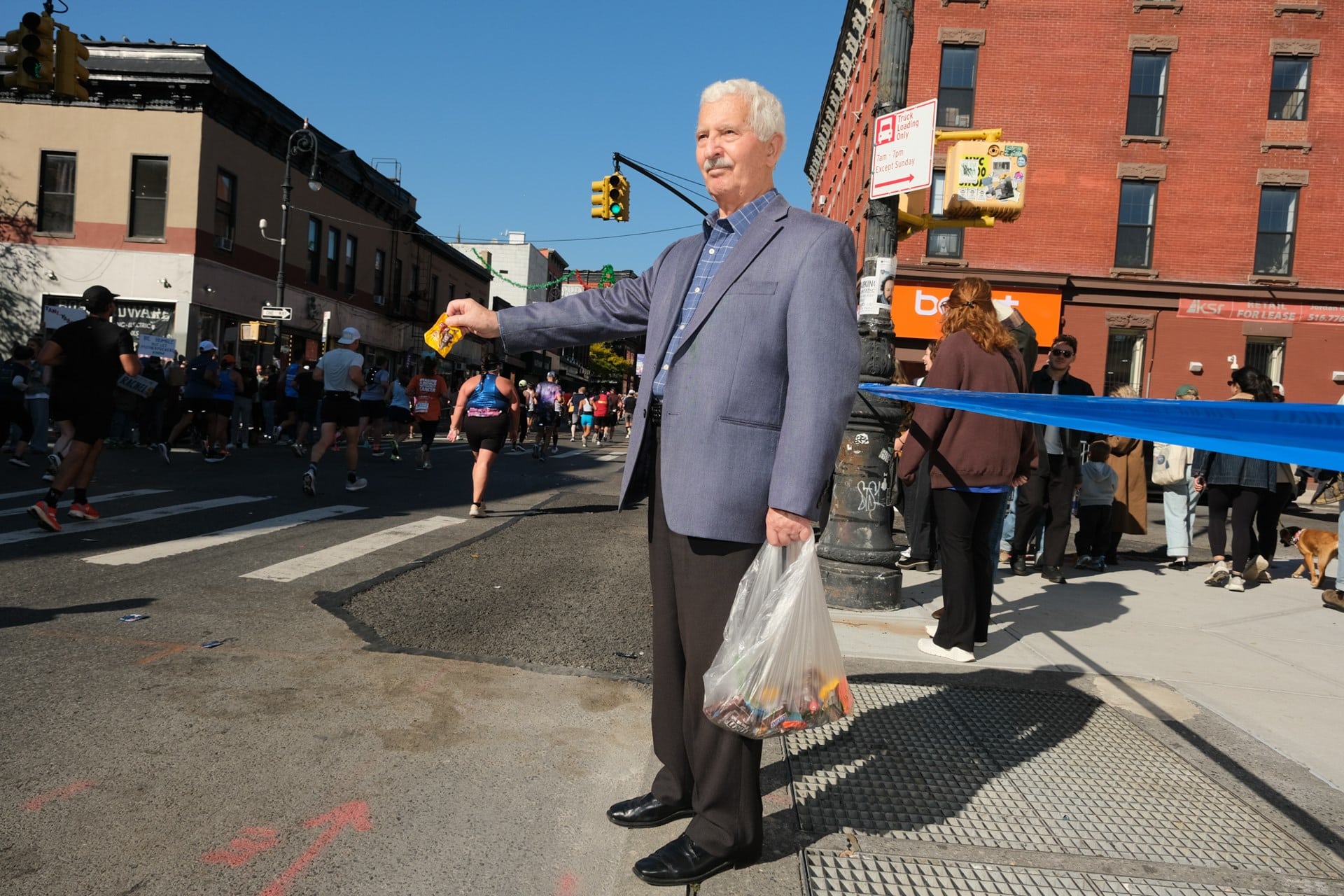 59 226 finishers : record du monde battu pour le Marathon de New York 2025 qui reprend sa couronne de plus grand marathon du monde. Chiffres clés, performances, ambiance et faits marquants d’une édition historique.